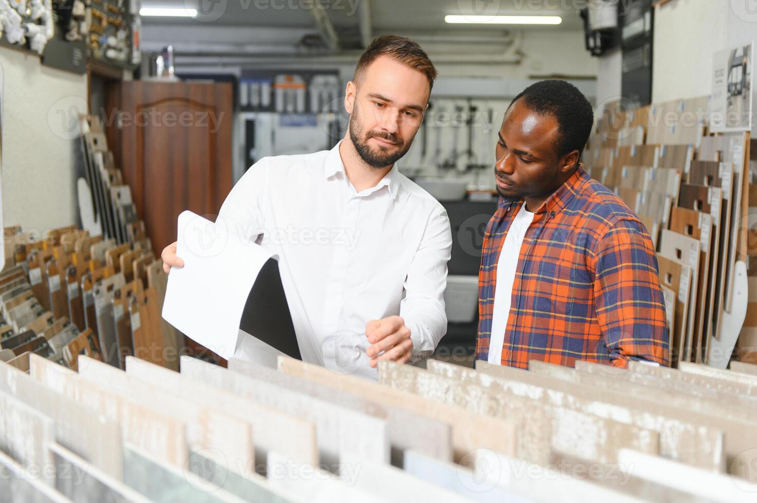 africano homem escolhendo cerâmico azulejos e utensílios para dele casa banheiro e masculino vendedor ajuda ele para faço certo decisão foto