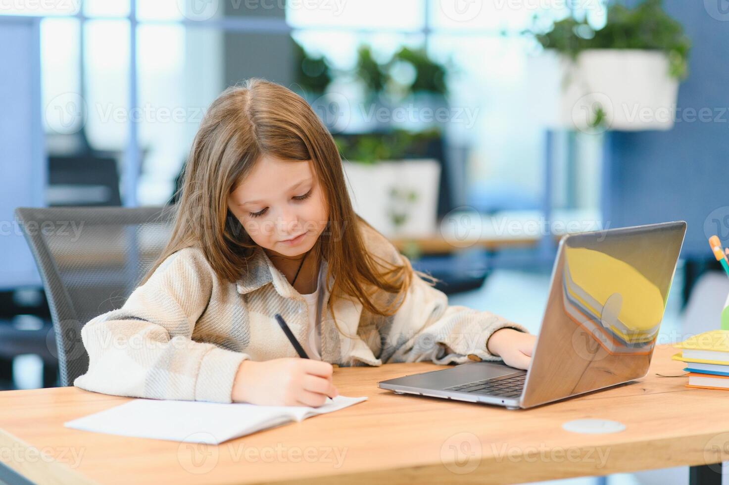 primeiro dia às escola. fofa e feliz pequeno menina crianças usando computador portátil computador, estudando através conectados e-learning sistema foto
