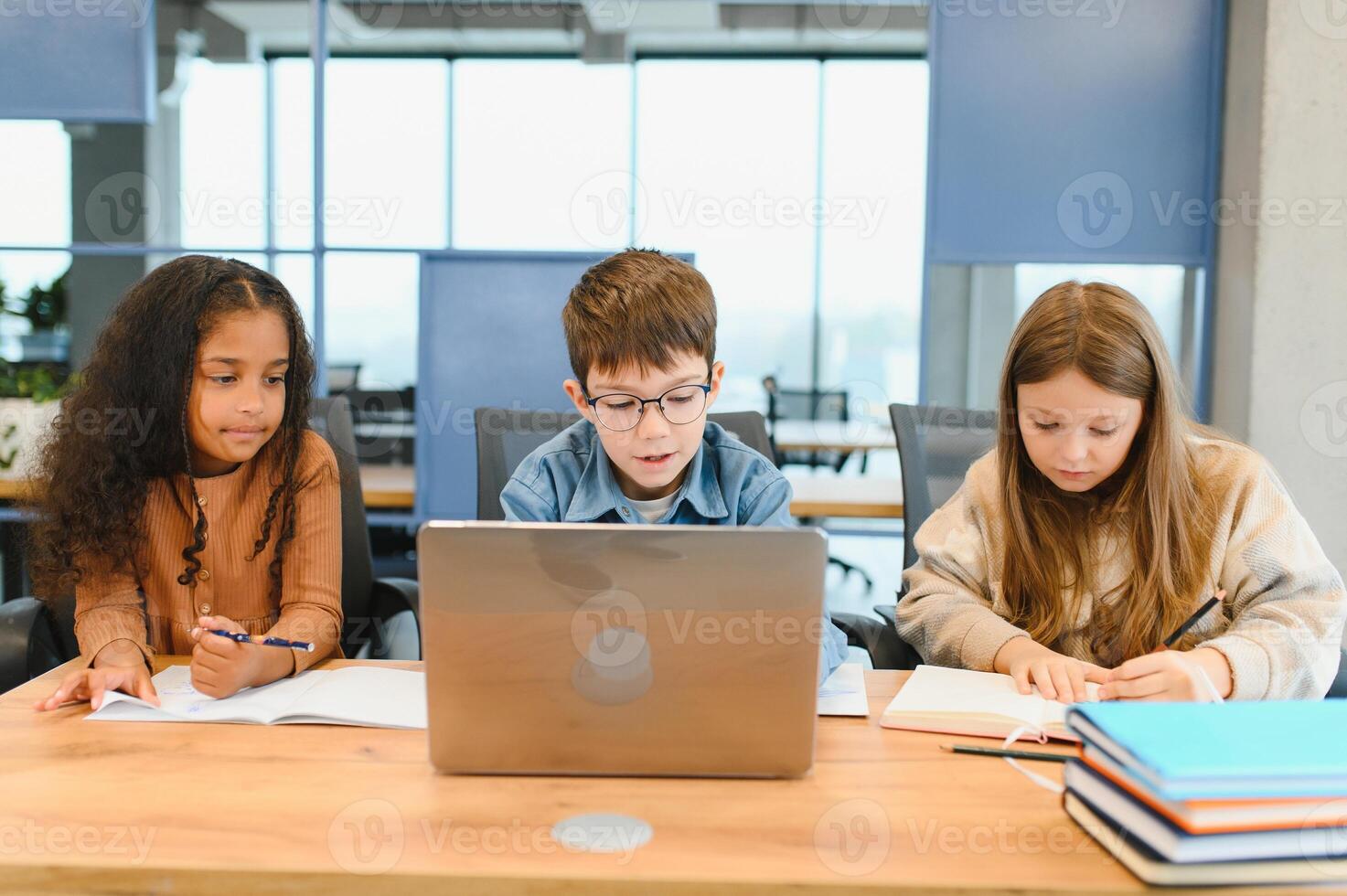 alegre elementar escola alunos. costas para escola foto