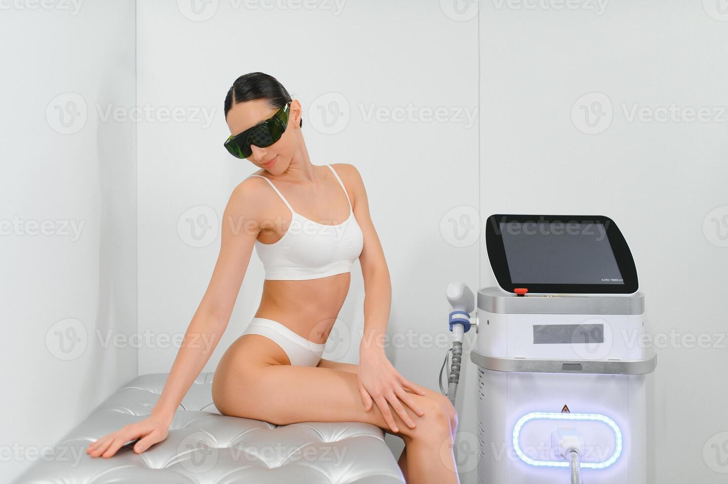jovem lindo mulher com laser cabelo remoção máquina dentro cosmetologia gabinete foto