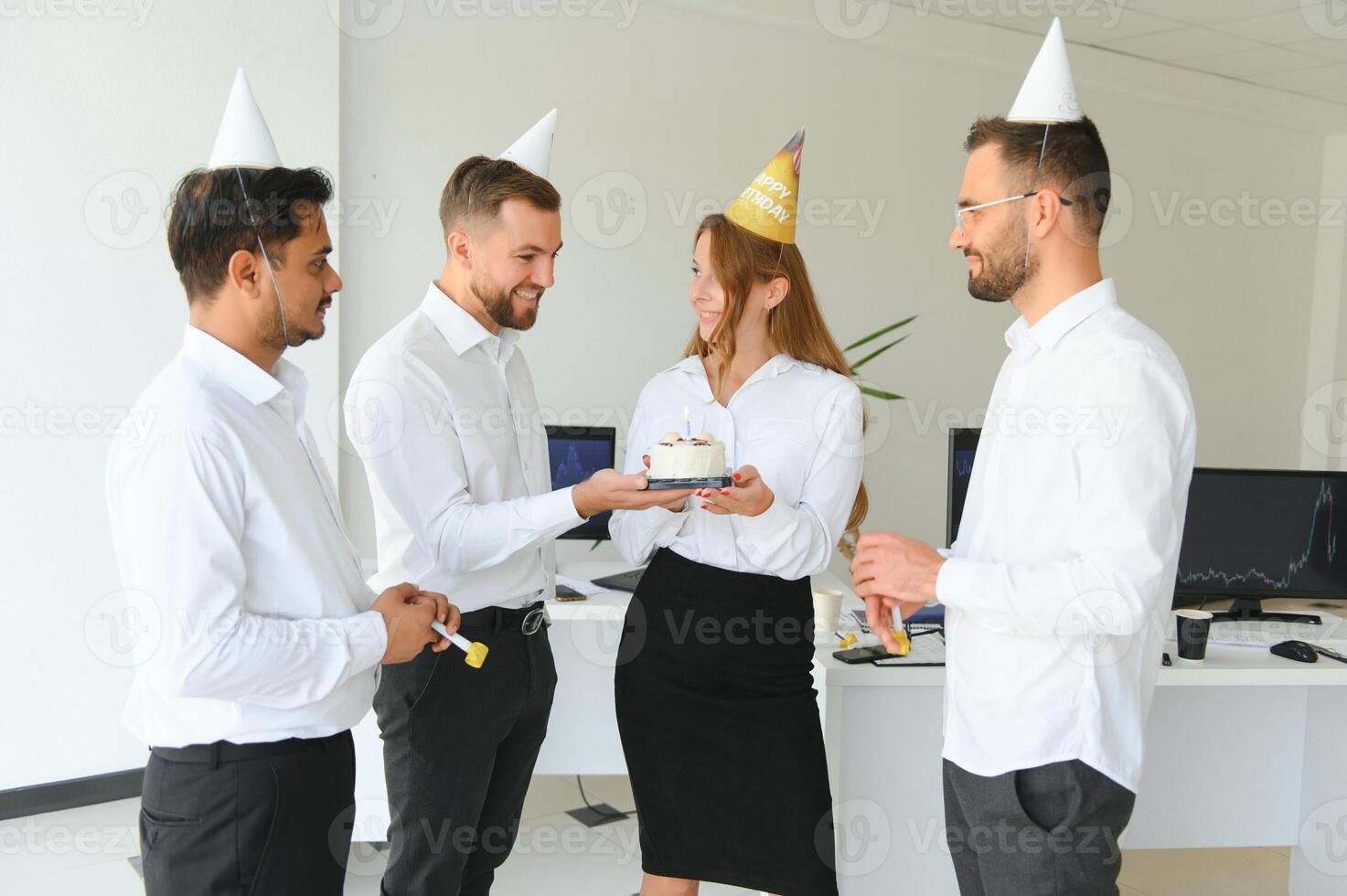 corporativo festa e pessoas conceito - feliz equipe com bolo a comemorar colega aniversário às escritório foto