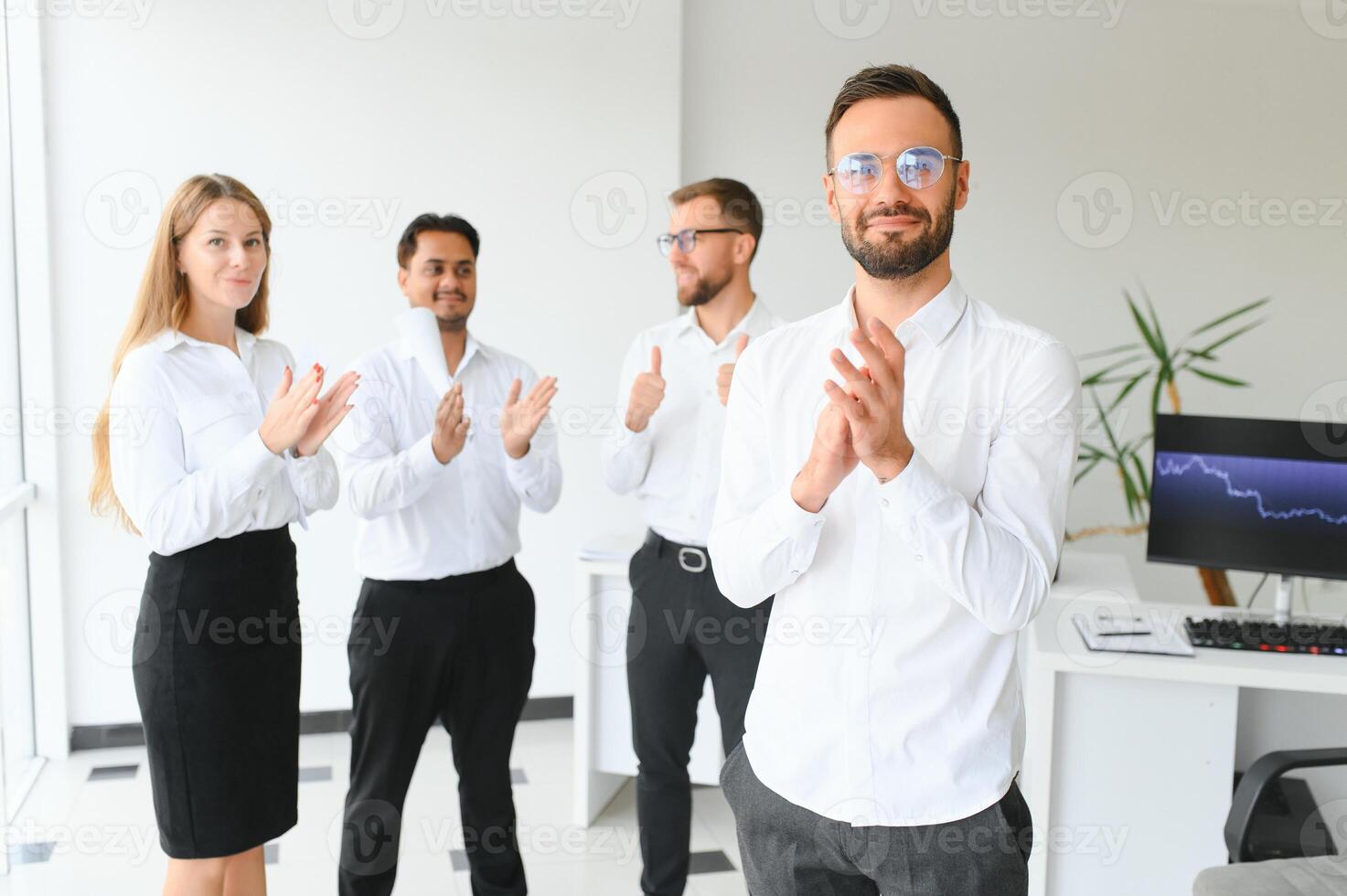 o negócio pessoas ficar de pé em a fundo do a escritório corredor foto