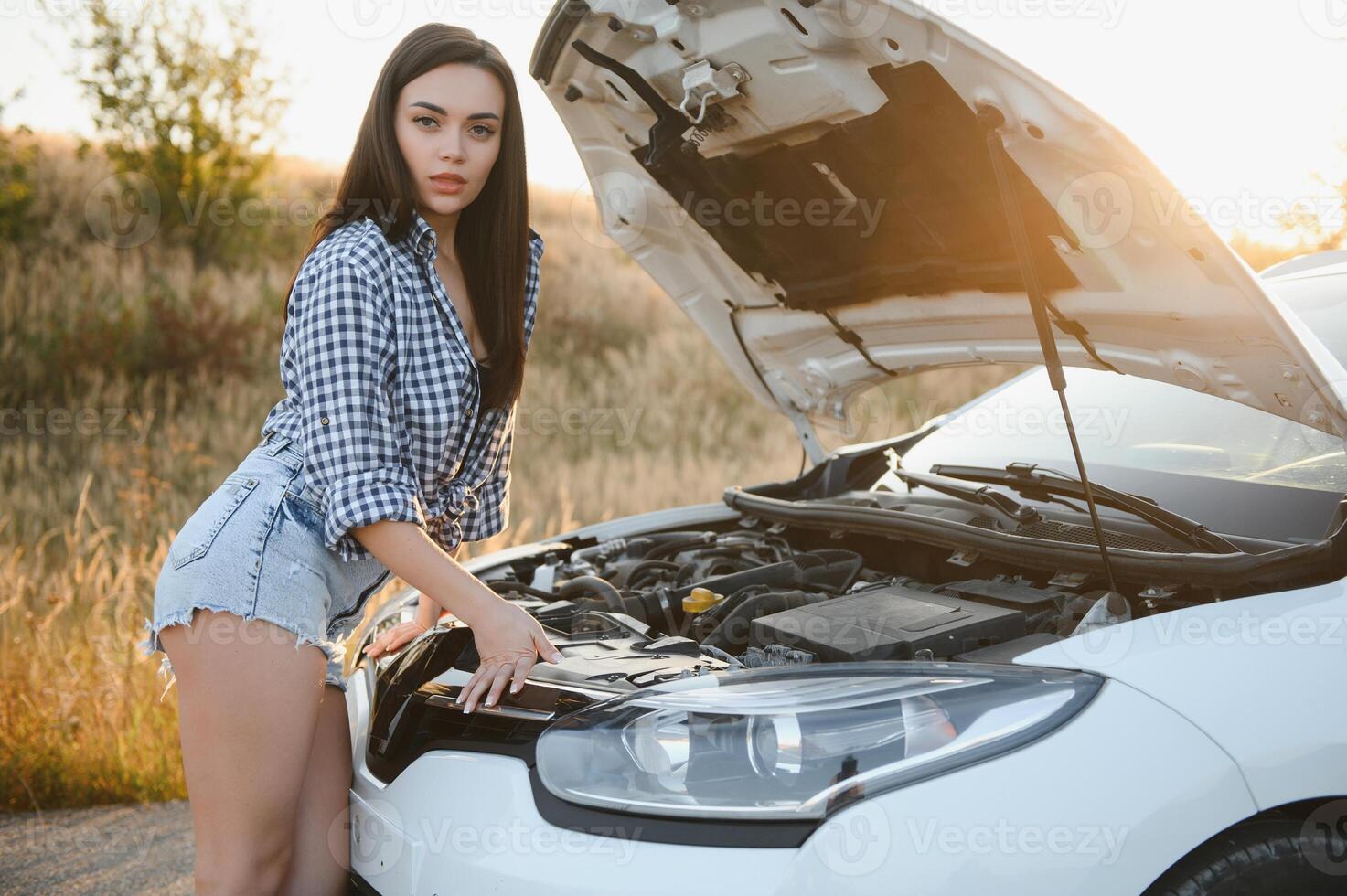 lindo sexy mulher perto uma quebrado carro. confuso mulher faz não conhecer o que para Faz foto