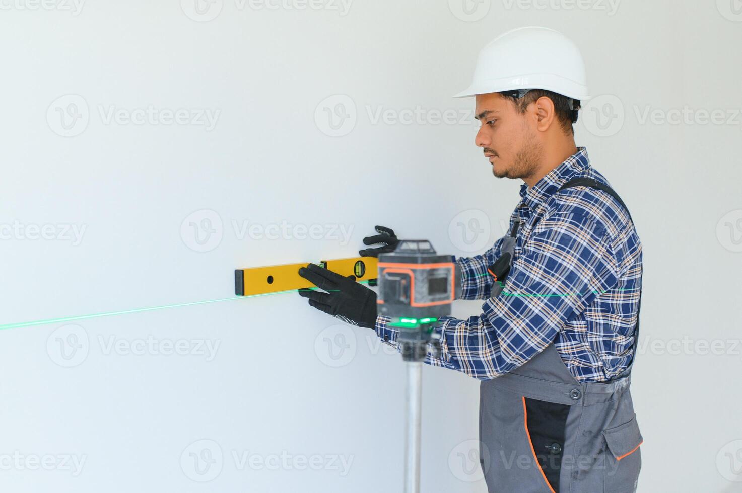 trabalhador faço reparos dentro Novo apartamento foto