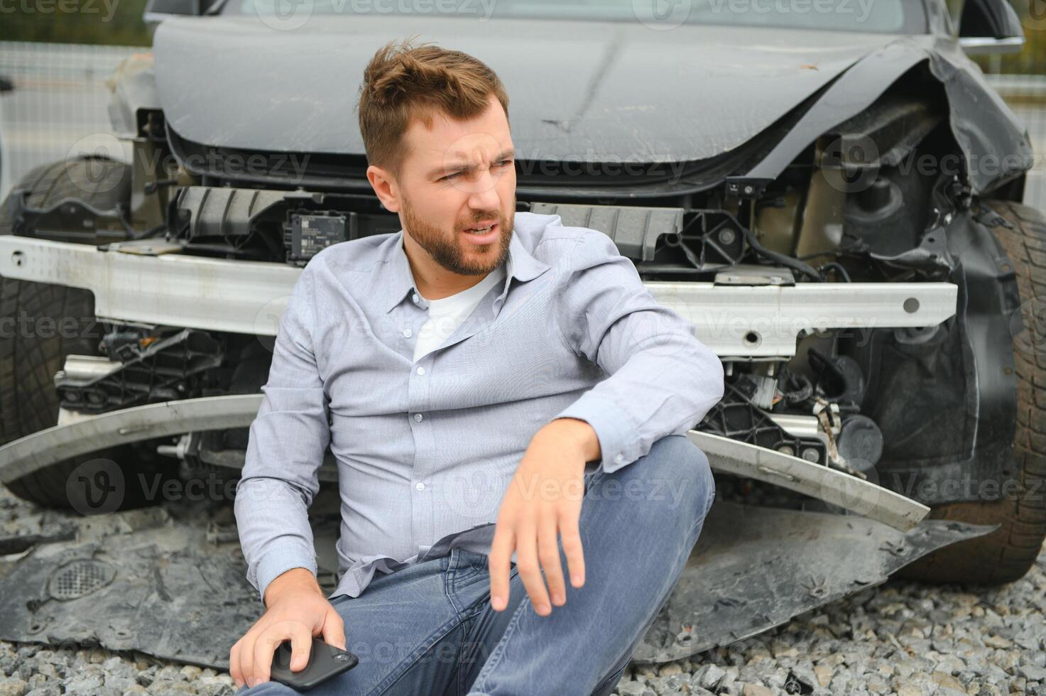 carro acidente. homem depois de carro acidente. homem arrependimentos danificar causou durante carro destruir foto