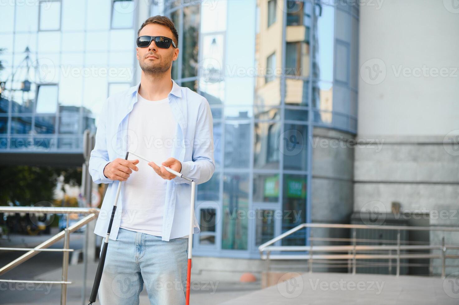 cego homem com uma caminhando grudar. foto