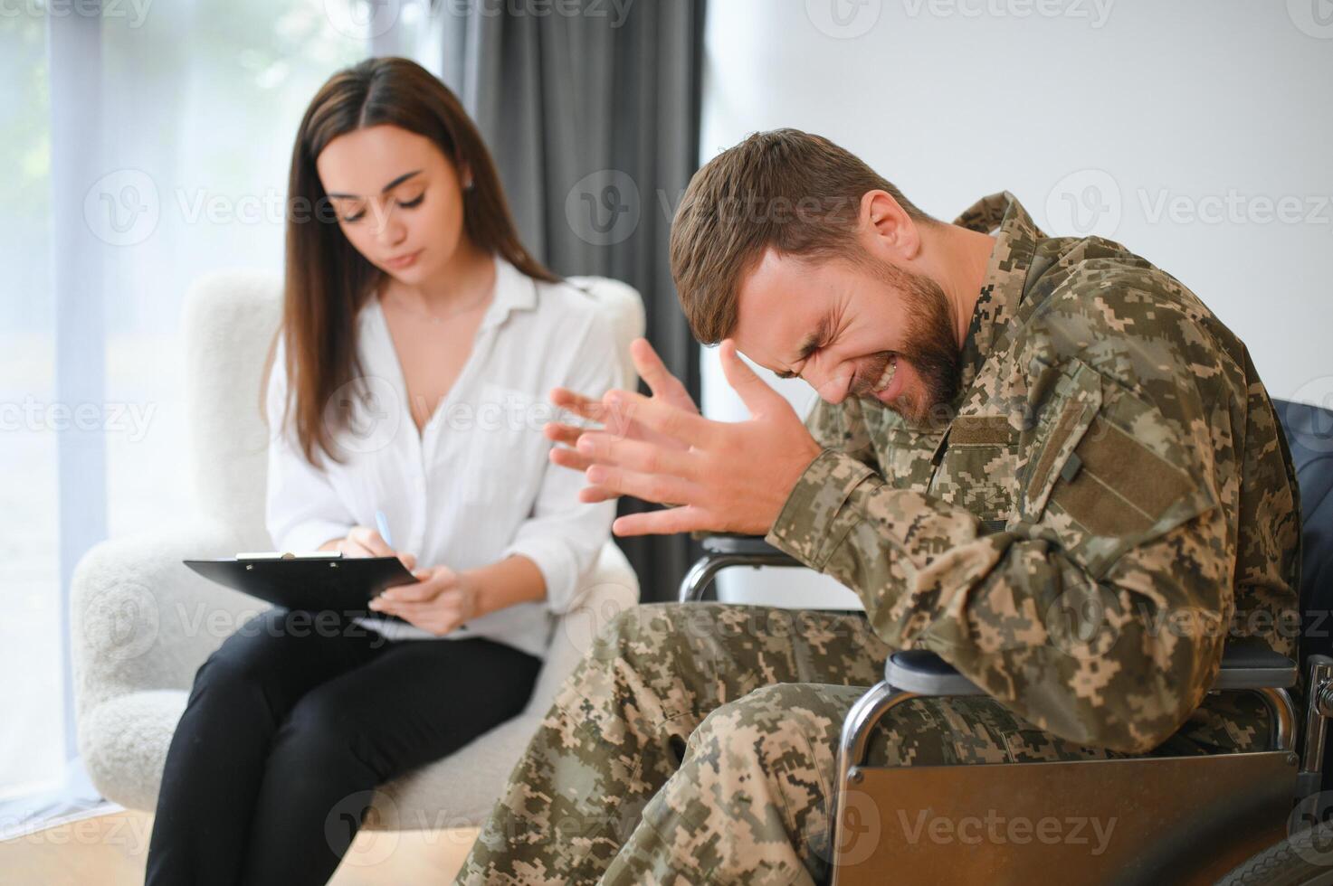 exército raiva, ptsd e homem dentro terapia com estresse a partir de guerra e uma psicólogo para Apoio, suporte foto