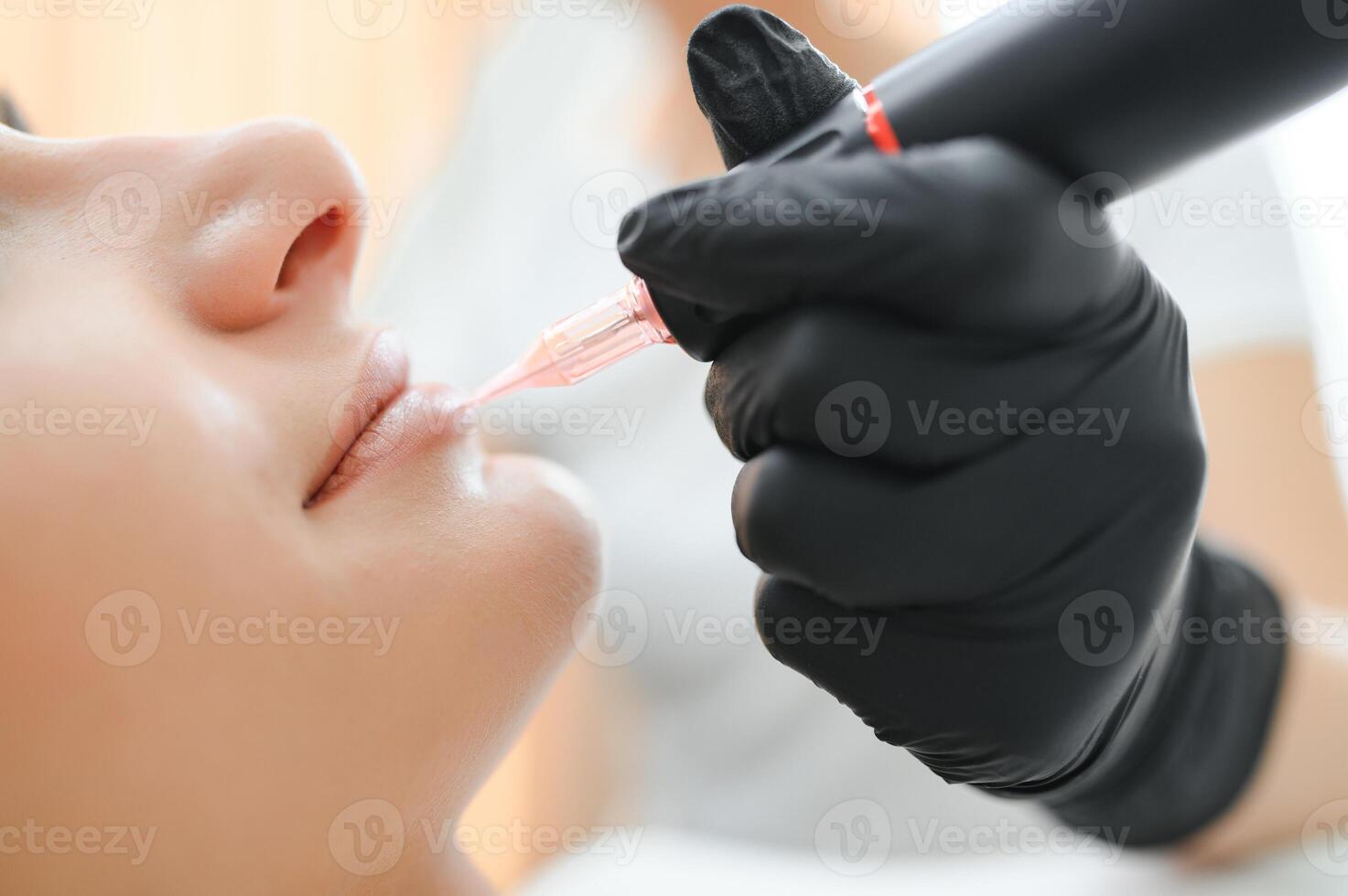 jovem mulher tendo permanente Maquiagem em lábios dentro esteticista salão foto
