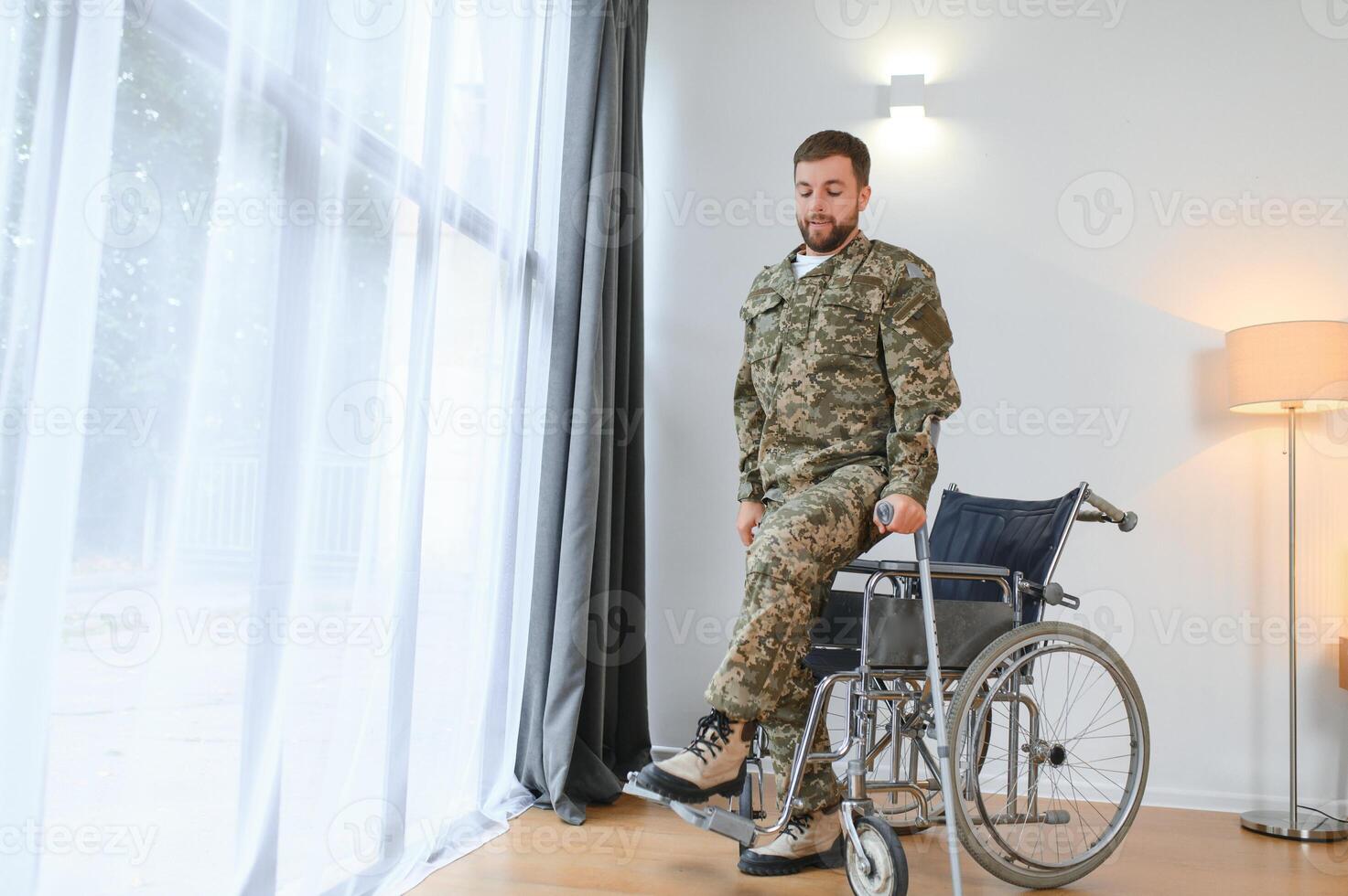 feliz soldado dentro militares uniforme obtendo acima a partir de cadeira de rodas. conceito do reabilitação do veteranos foto