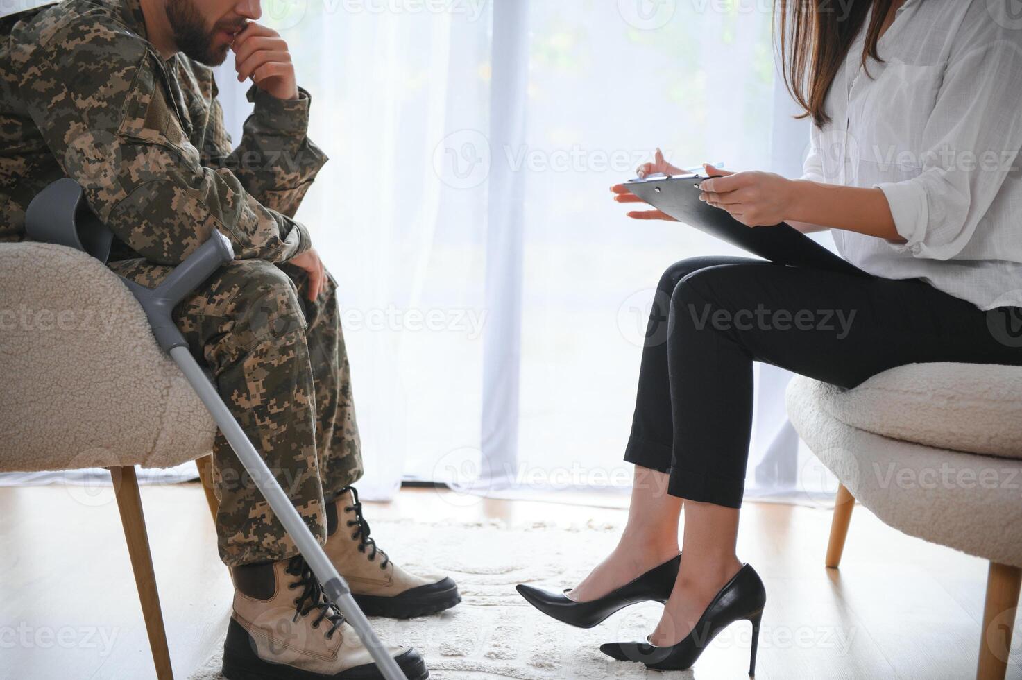 psicólogo apoiando militares Policial dentro escritório foto