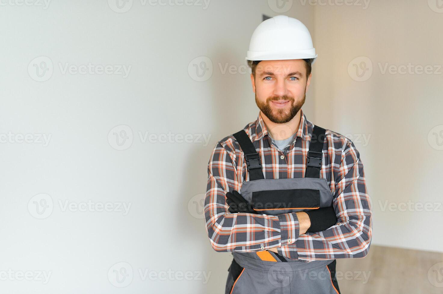 retrato do uma construção trabalhador ou reparador dentro a casa foto