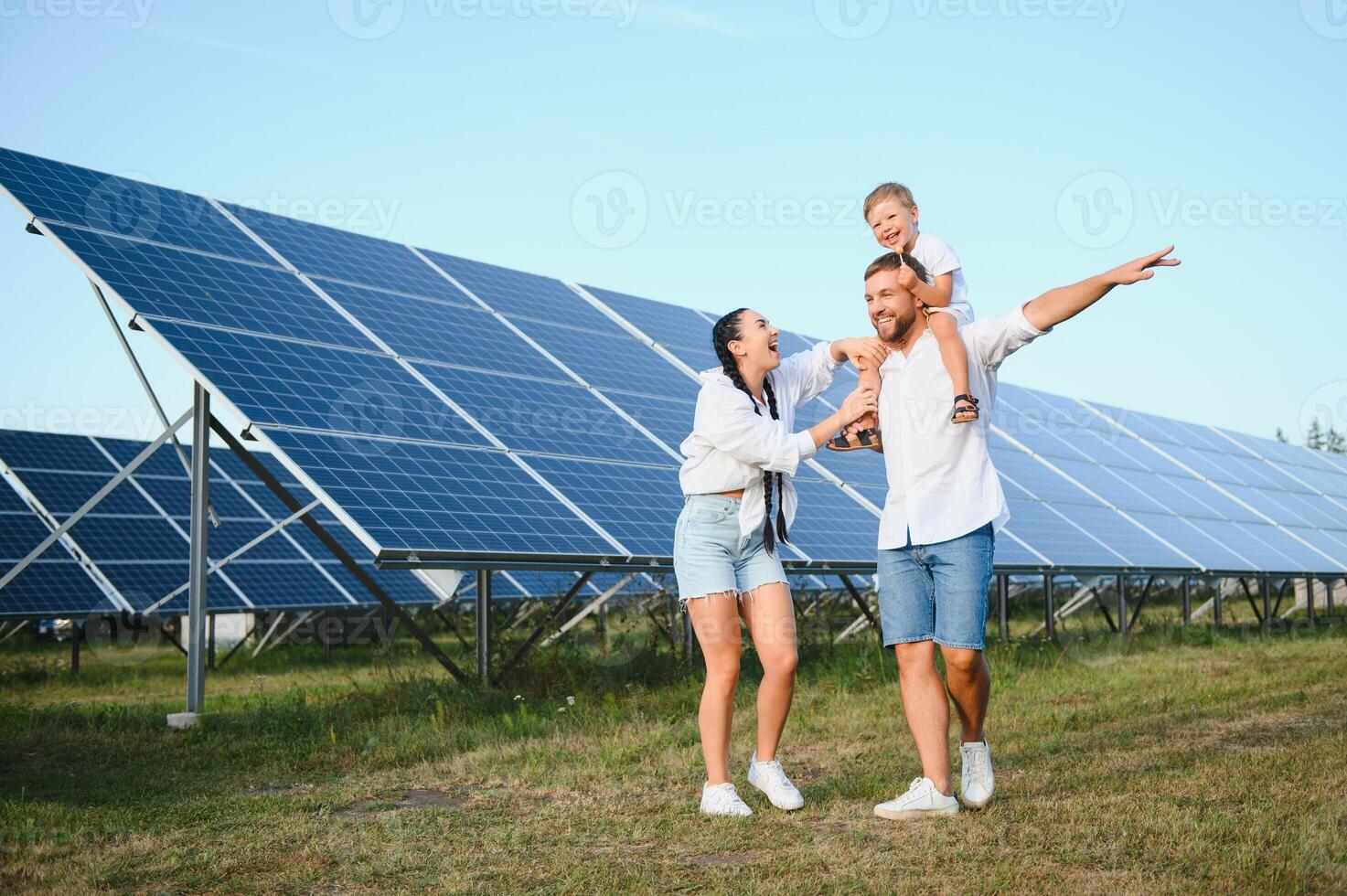 feliz família perto solar painéis. alternativo energia fonte foto