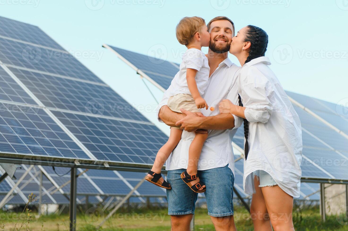 feliz família perto solar painéis. alternativo energia fonte foto