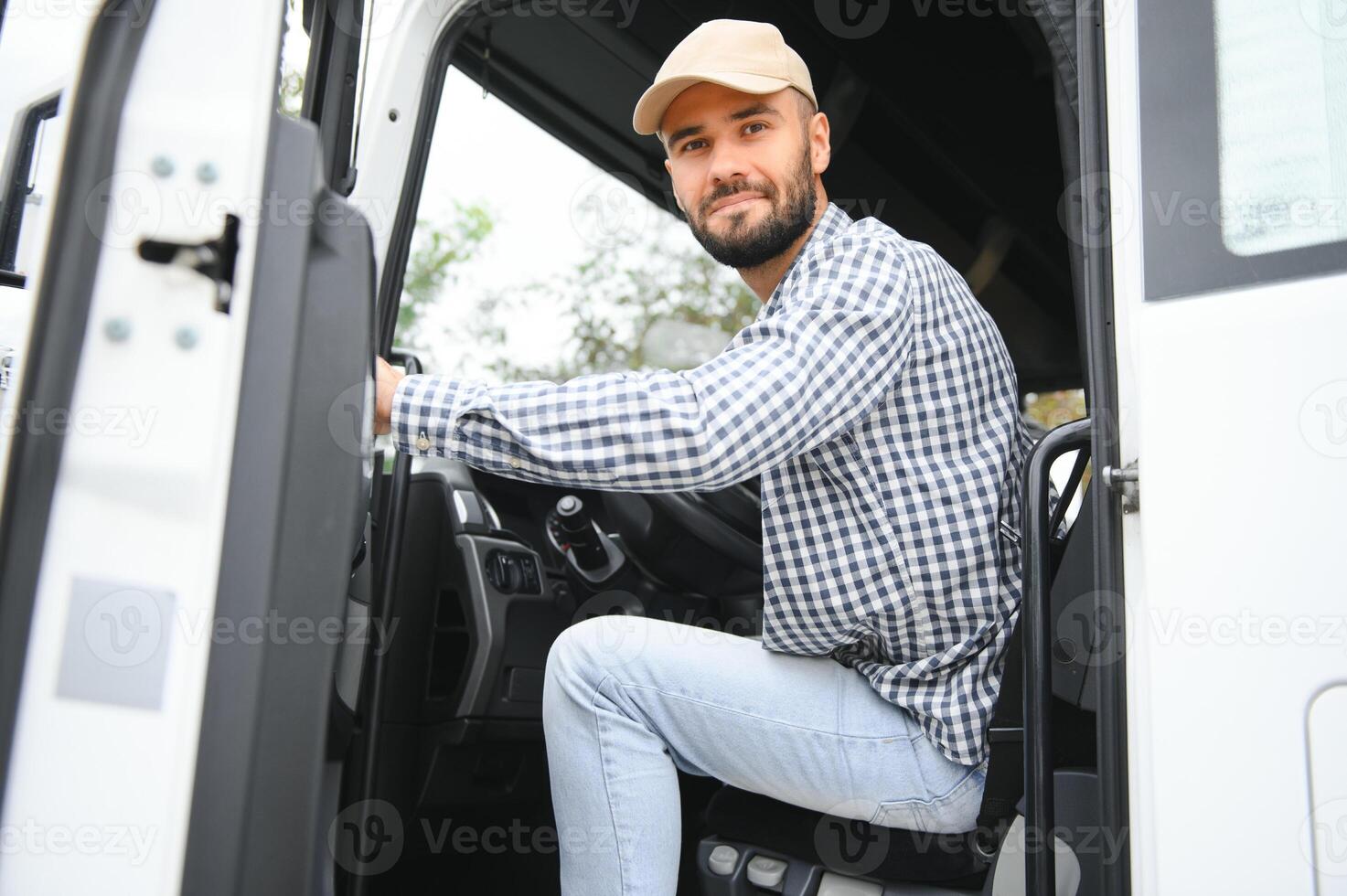 fechar acima do caminhão motorista atrás direção roda. cópia de espaço foto