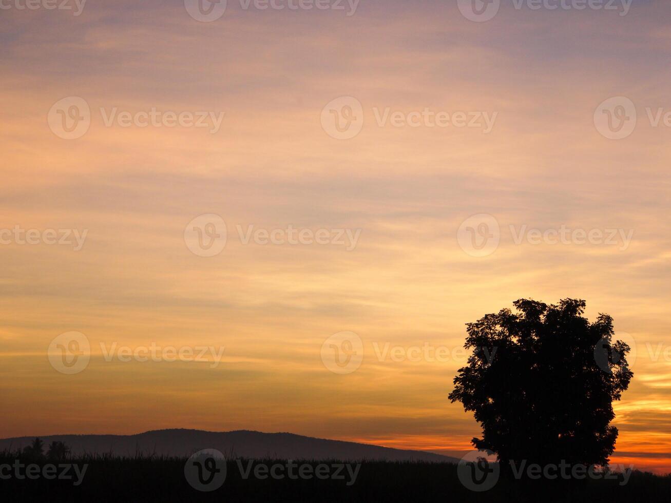 espetacular pôr do sol sobre, laranja Sol Aumentar acima sobre a horizonte foto