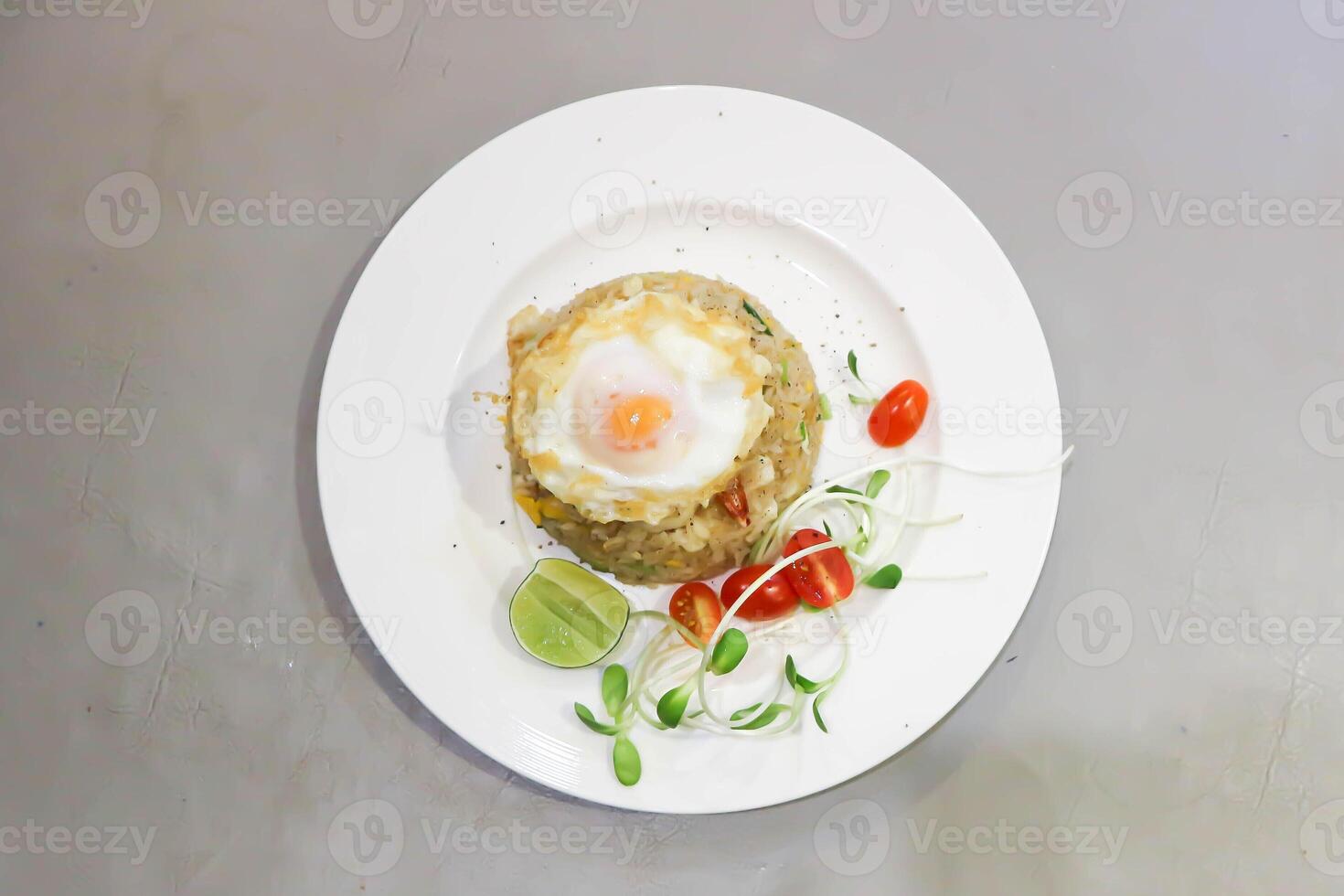 frito arroz, mexer frito arroz ou frito arroz com ensolarado lado acima ovo ou frito ovo foto