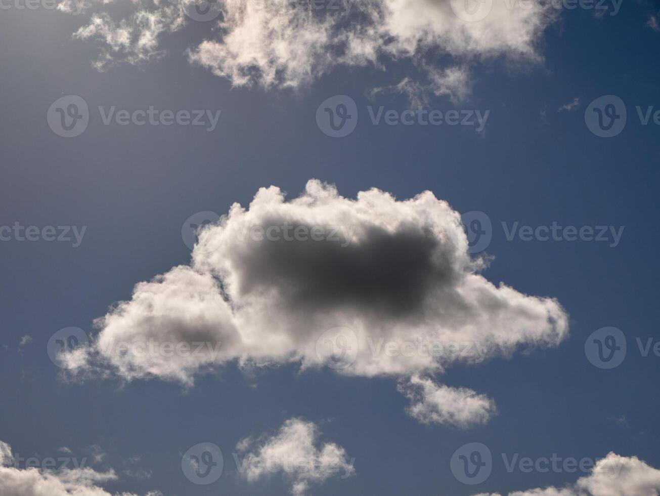 branco fofo nuvens dentro a céu fundo. cumulus nuvens foto