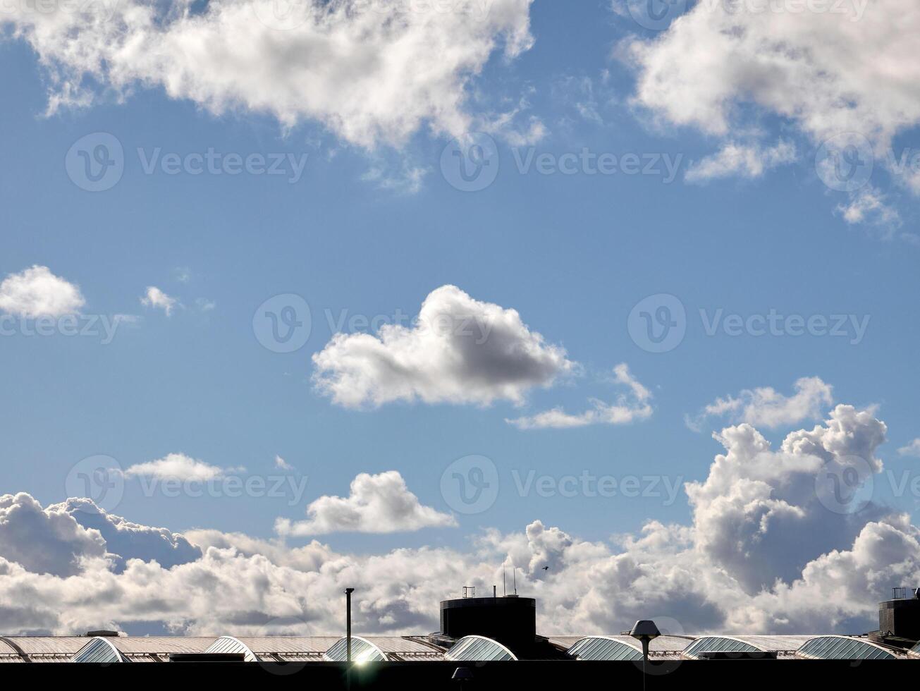 cumulus nuvens dentro a céu. fofo nuvem formas foto