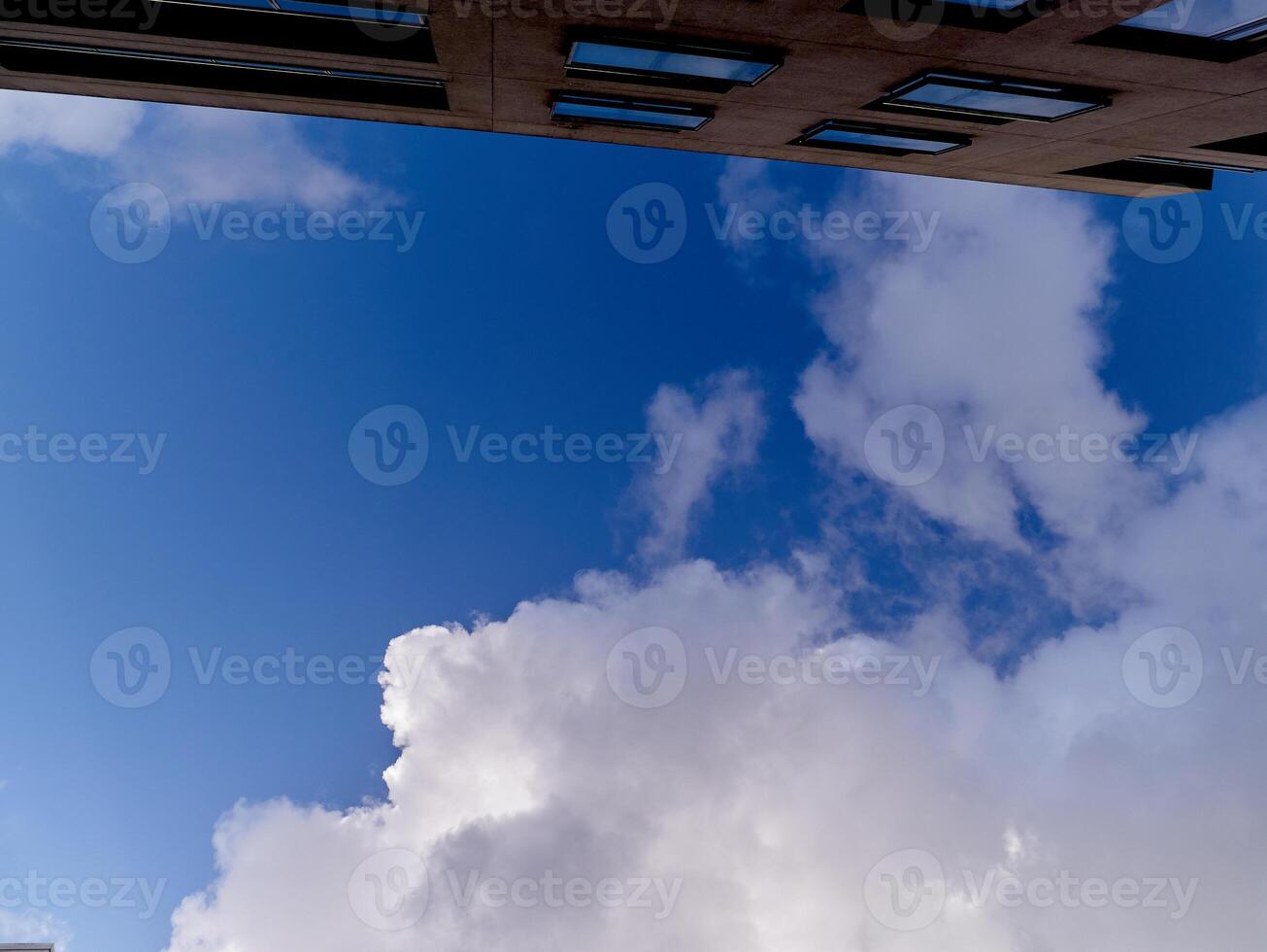 branco cumulus nuvens dentro a profundo azul verão céu. fofo nuvens fundo foto