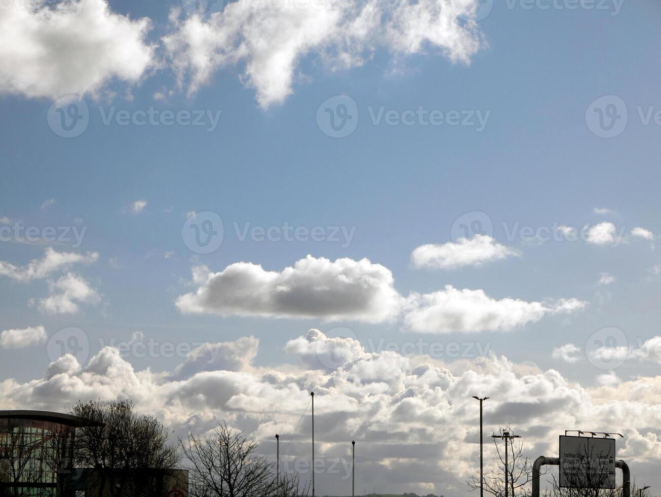 verão nuvens dentro a céu fundo foto