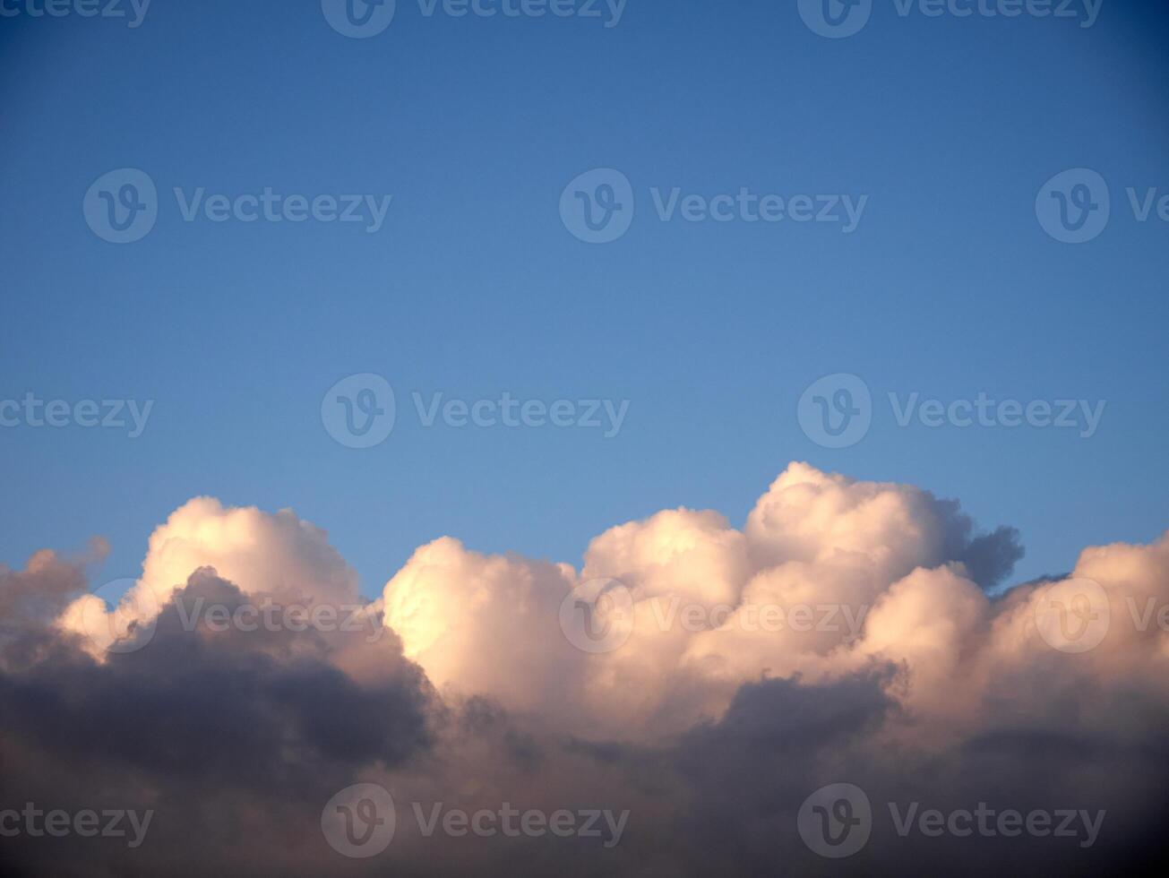 branco fofo cumulus nuvens dentro a verão céu, natural nuvens fundo foto