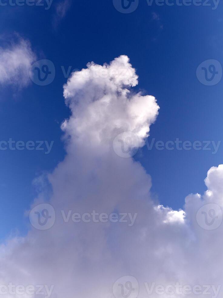 branco fofo cumulus nuvens dentro a verão céu, natural nuvens fundo foto