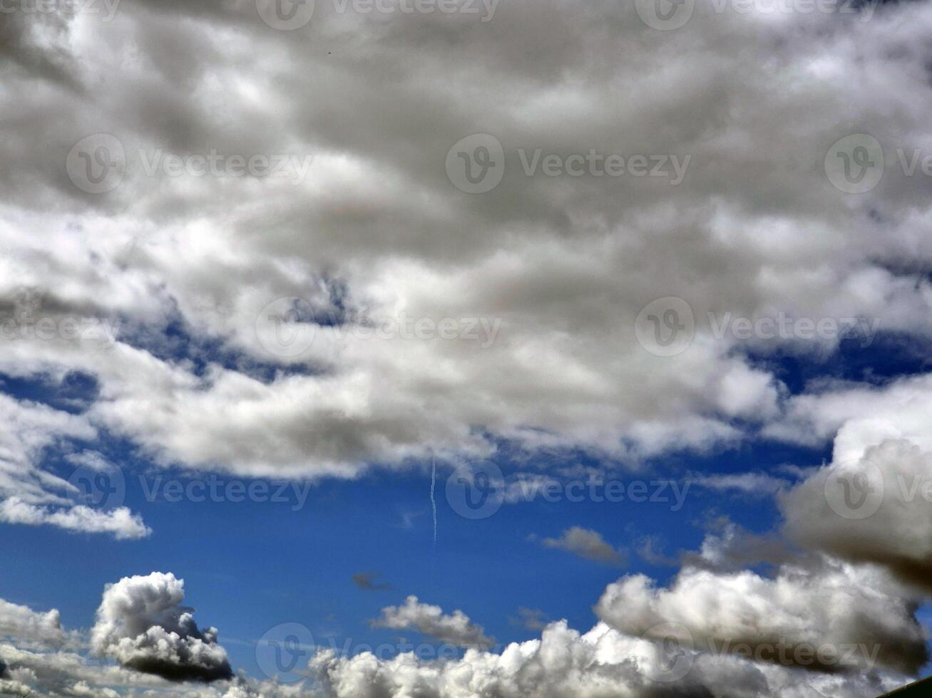 verão nuvens dentro a céu fundo foto