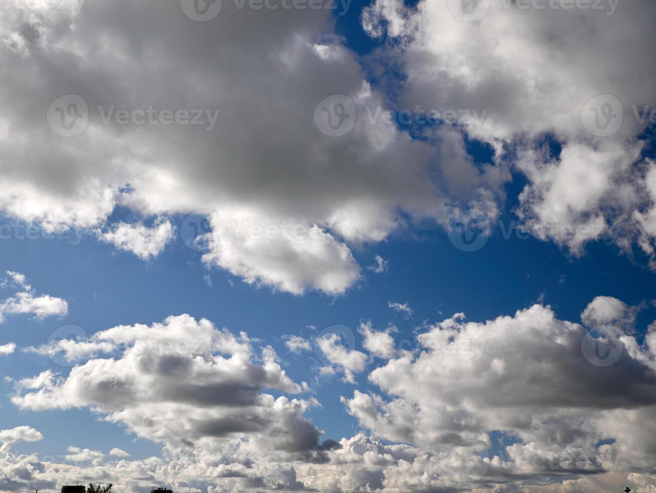 branco fofo nuvens dentro a céu fundo. cumulus nuvens foto