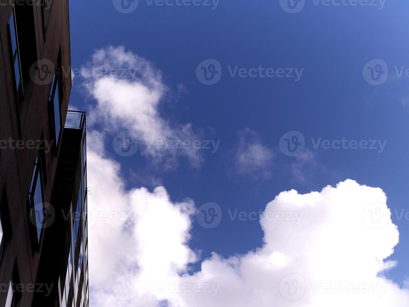 branco fofo cumulus nuvens dentro a verão céu, natural nuvens fundo foto