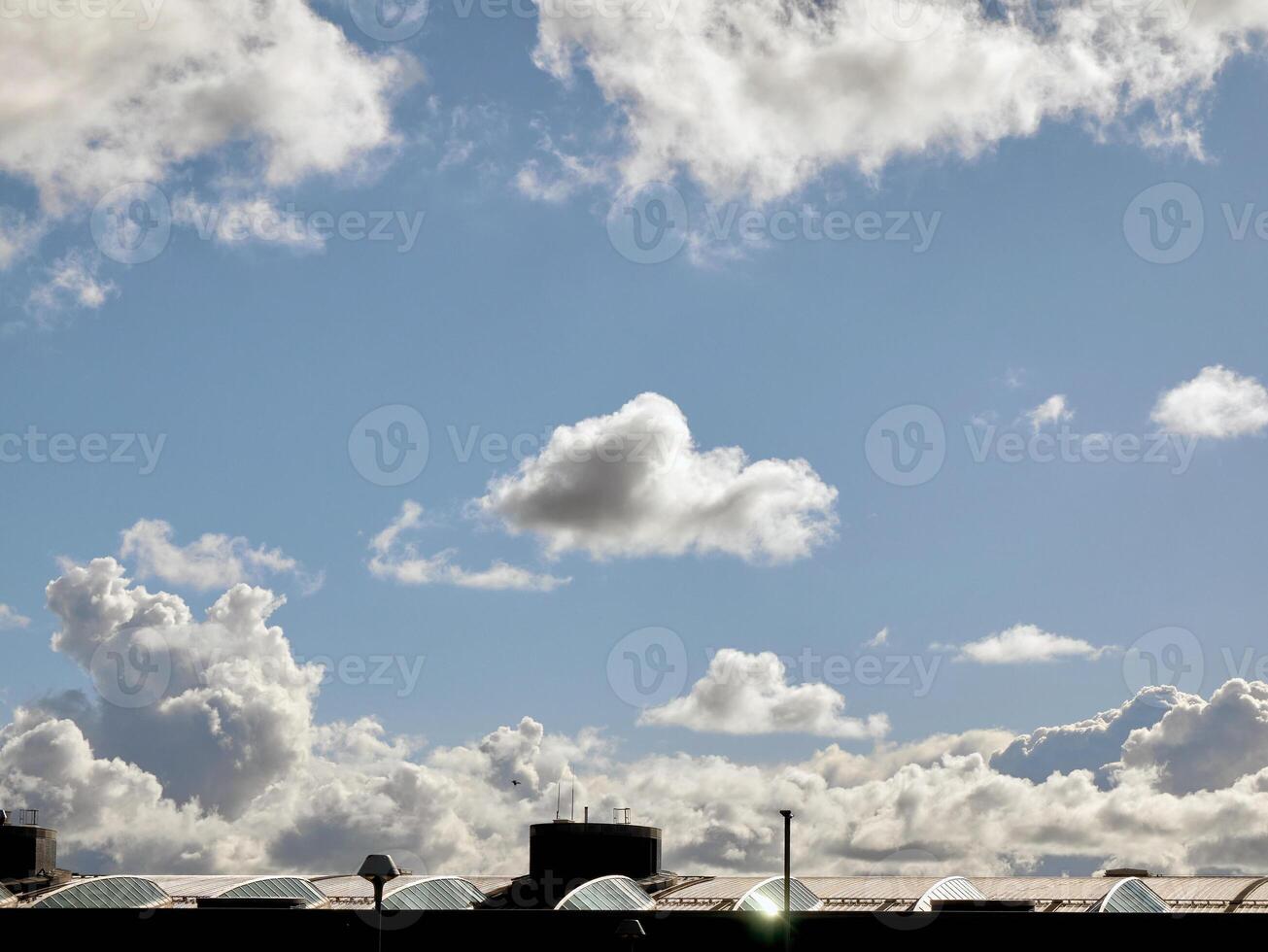 verão nuvens dentro a céu fundo foto