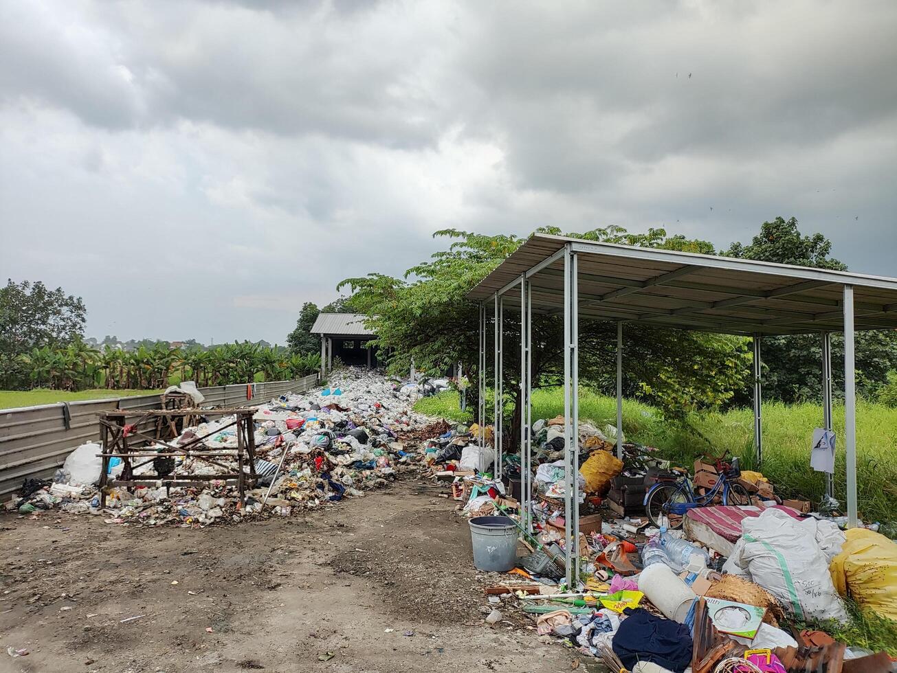 uma recipiente de quem existência é para acomodar a desperdício do moradores por aí isto ou Está arredores foto