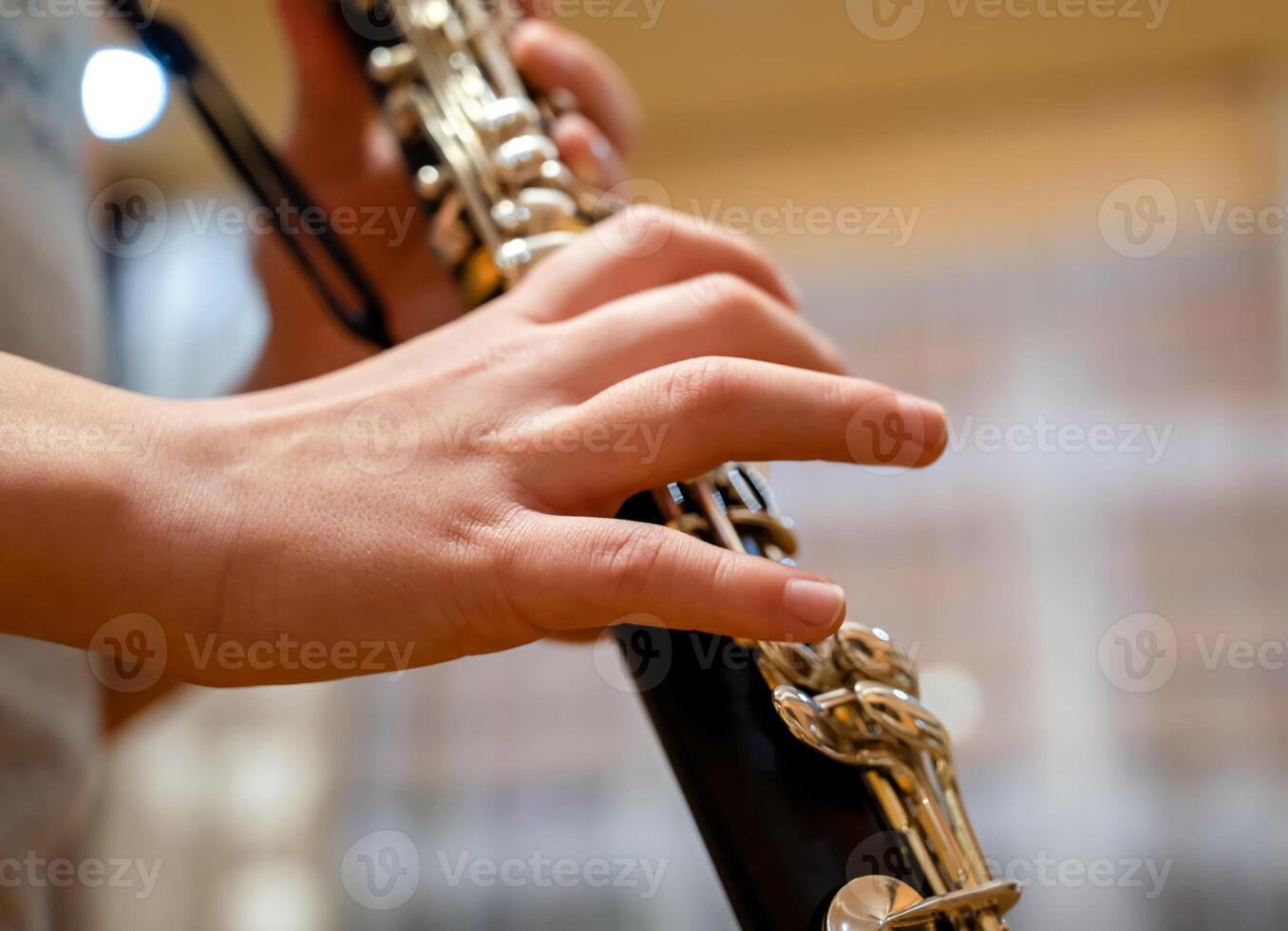 fechar acima do crianças mãos jogando a clarinete dentro uma música estúdio foto