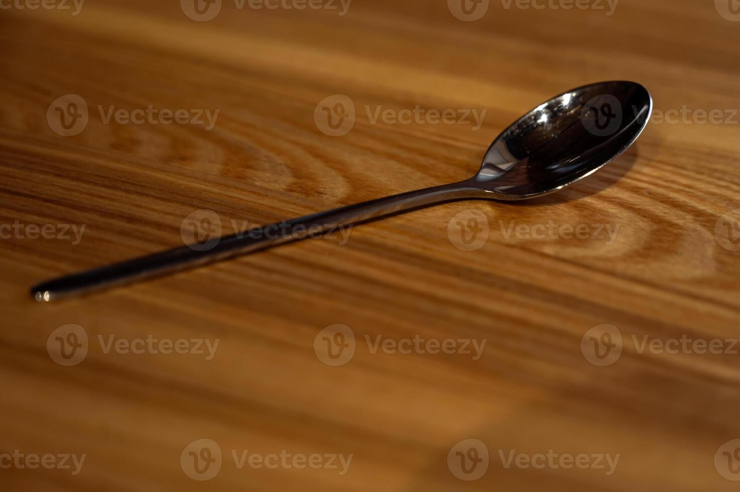 colher de chá em uma de madeira mesa, dentro uma cafeteria foto