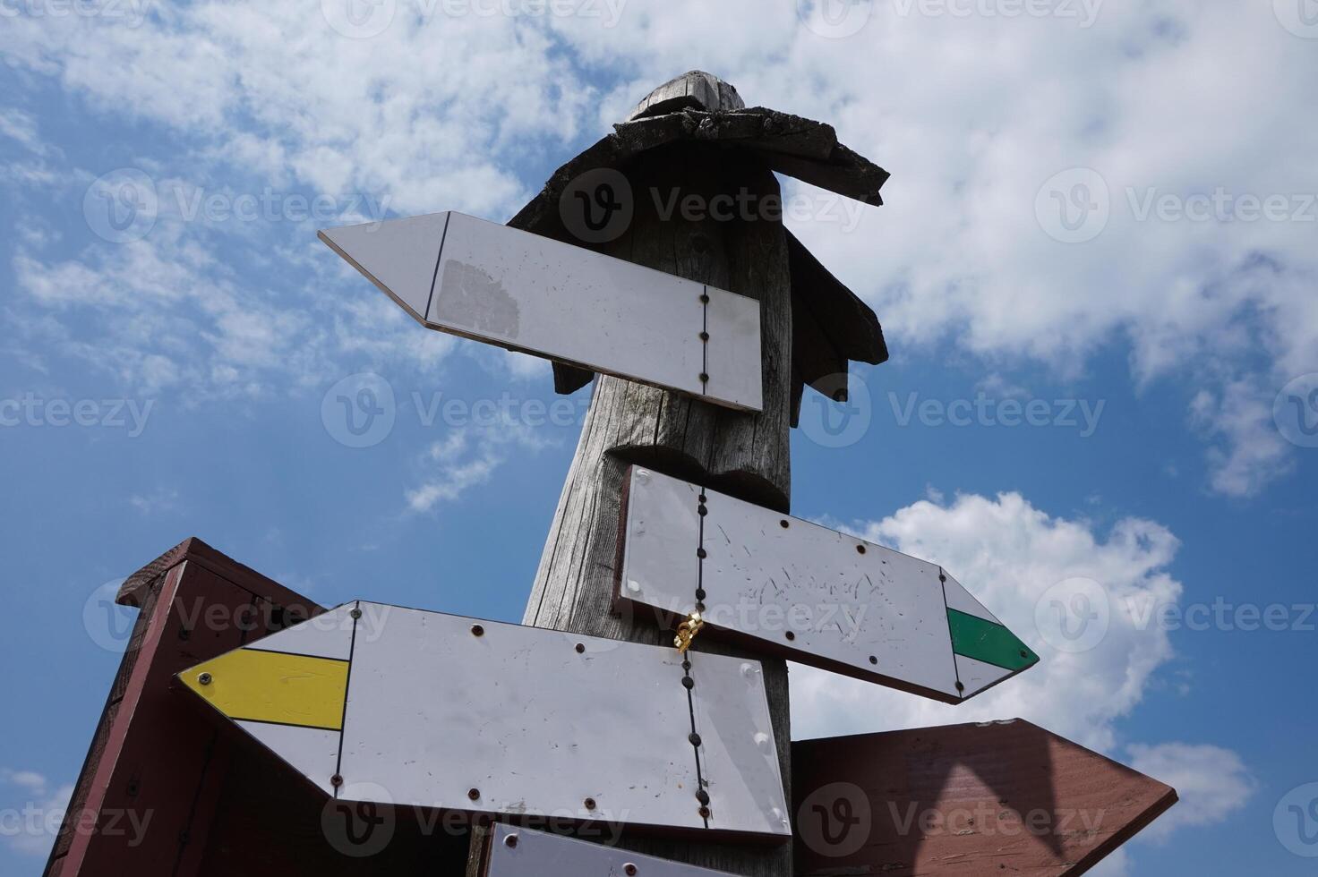 de madeira placa de sinalização com muitos Setas; flechas foto