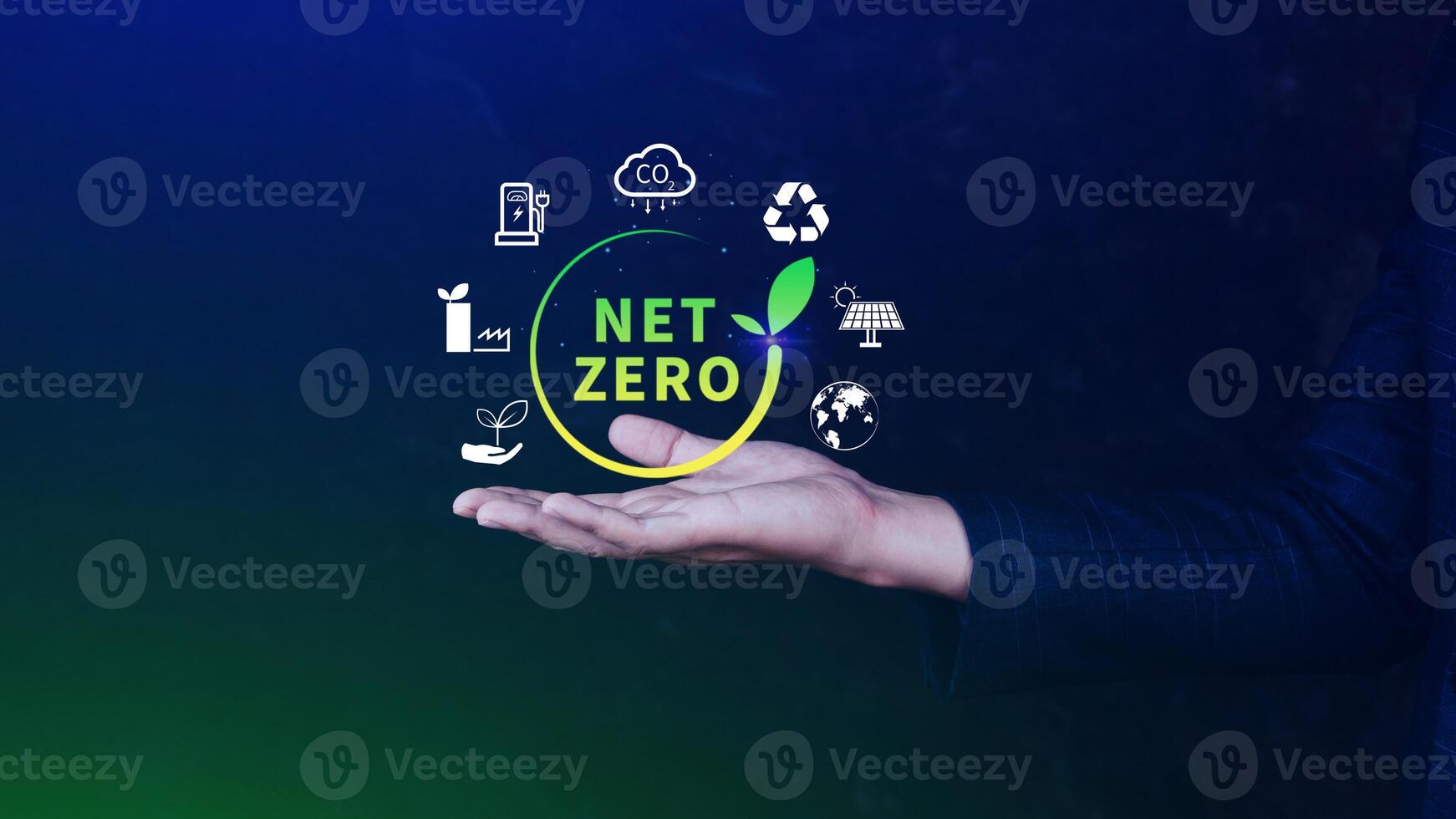 internet zero e carbono neutro conceitos, internet zero estufa gás emissões alvo, clima neutro grandes estratégia, homem de negocios segurando netzero ícone. foto