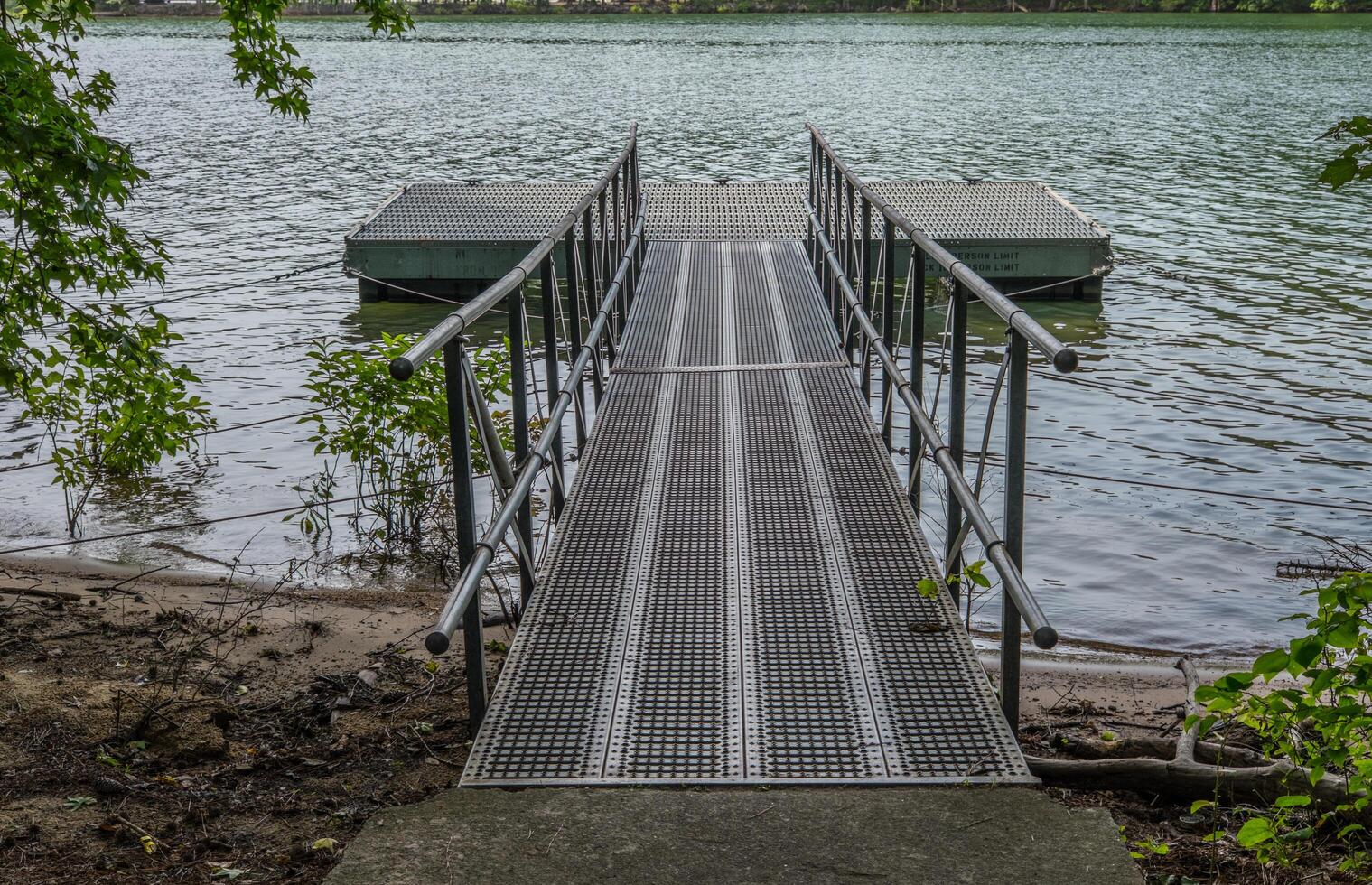 uma flutuando doca dentro a lago foto