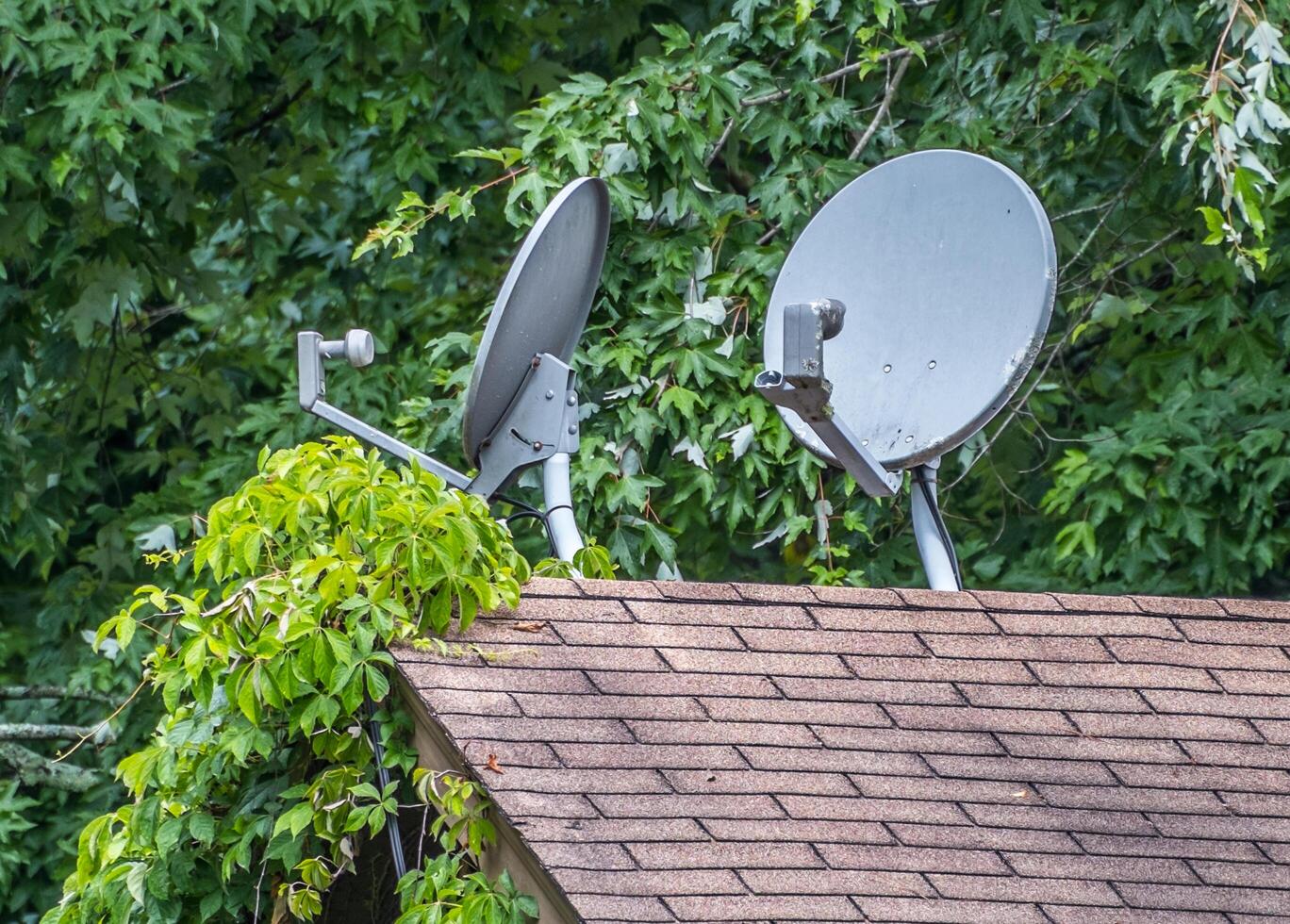 velho satélite pratos em uma cobertura foto