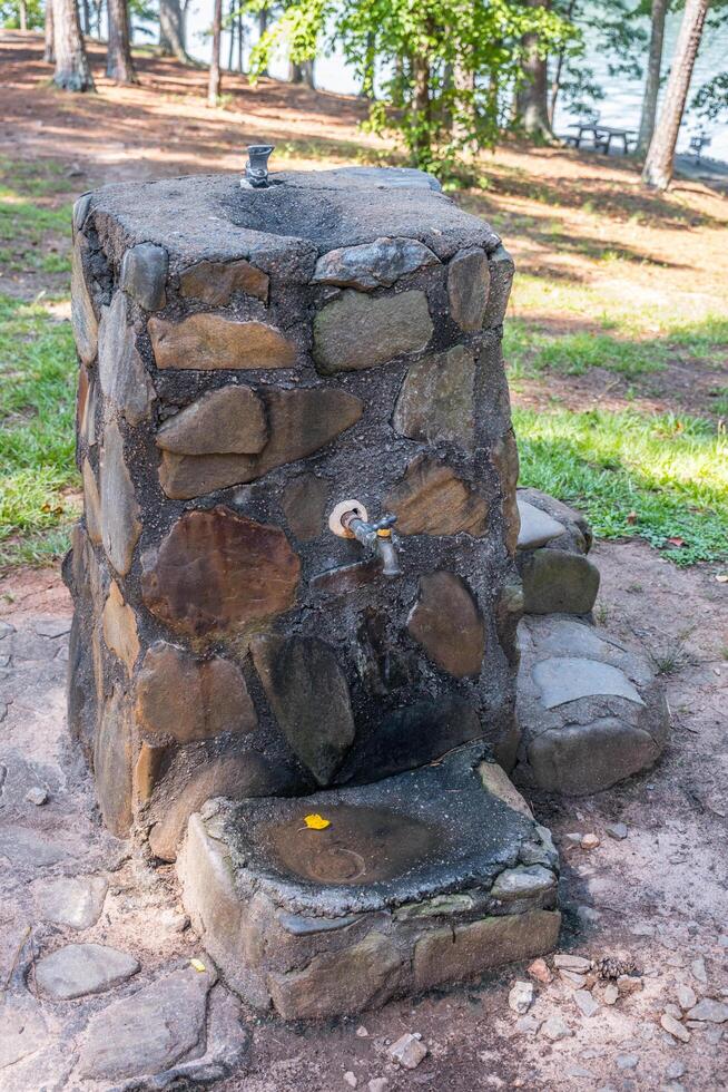 velho pedra bebendo fonte fechar-se foto