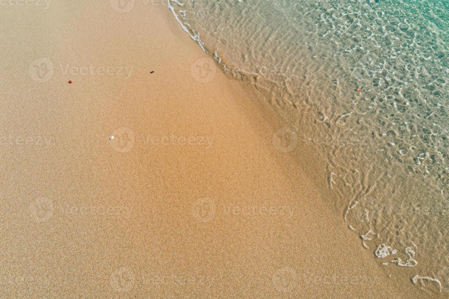 horizonte refúgio aéreo serenidade captura lindo de praia areia a partir de acima, uma tranquilo tapeçaria do costeiro beleza foto