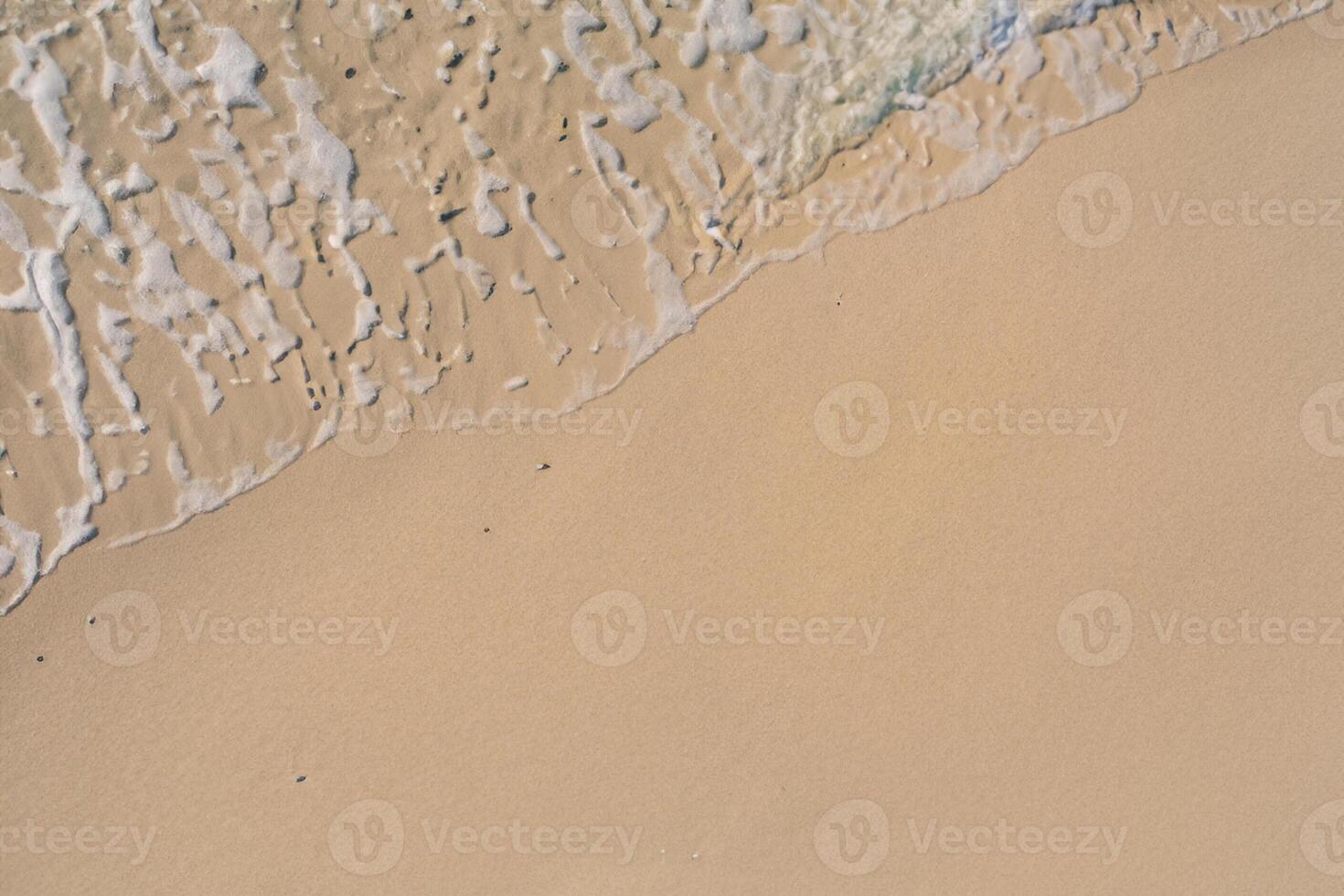 horizonte refúgio aéreo serenidade captura lindo de praia areia a partir de acima, uma tranquilo tapeçaria do costeiro beleza foto