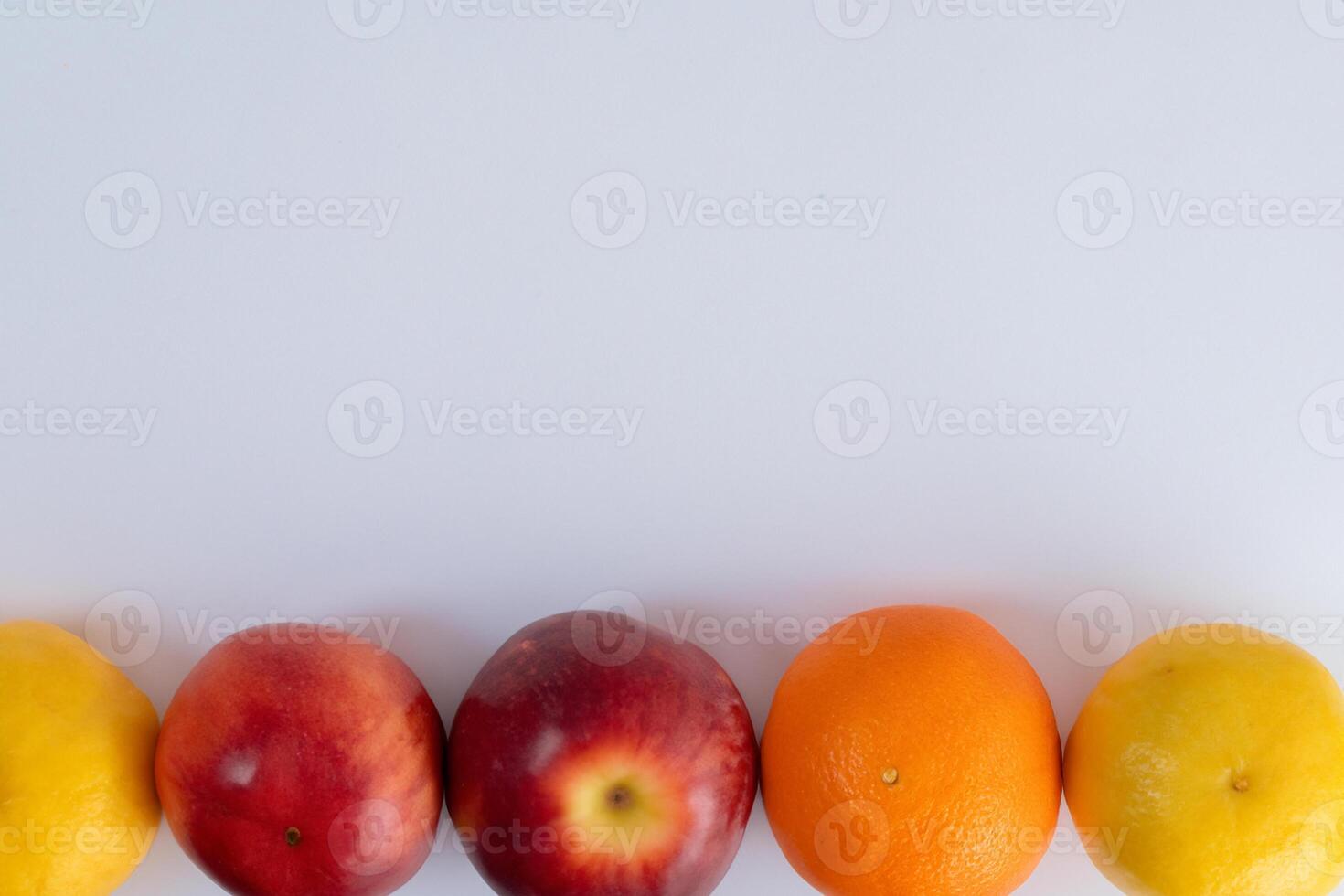 cartão e branco papel brincar harmonizado com fresco fruta, construindo uma visual sinfonia do astuto Projeto e culinária prazer, Onde saudável ingredientes fundir dentro uma festa do vibrante imagens foto