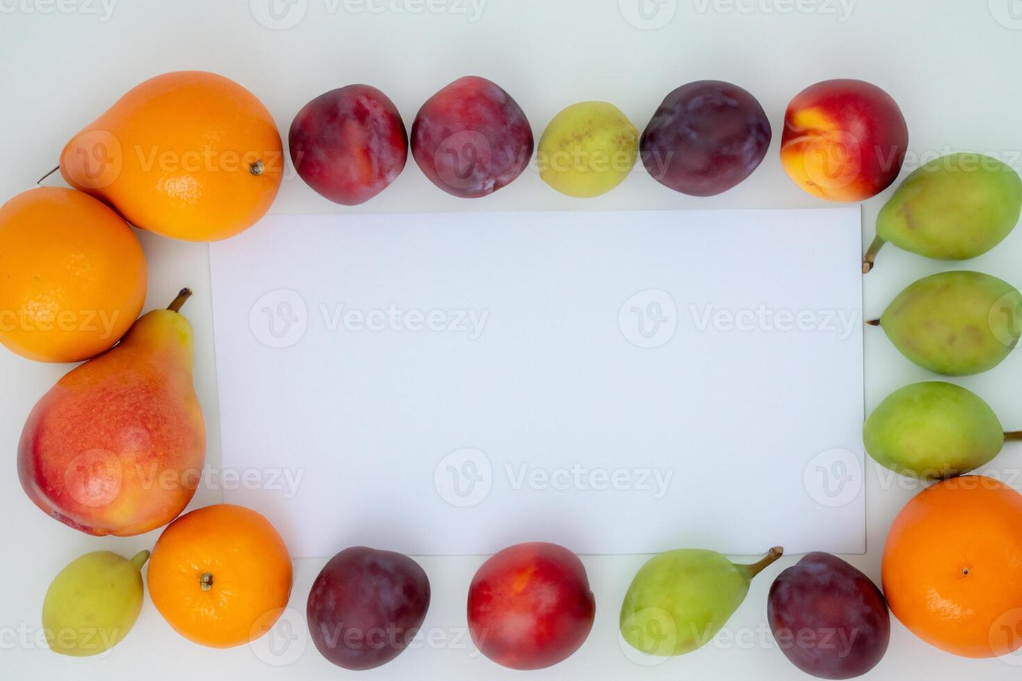 cartão e branco papel brincar harmonizado com fresco fruta, construindo uma visual sinfonia do astuto Projeto e culinária prazer, Onde saudável ingredientes fundir dentro uma festa do vibrante imagens foto