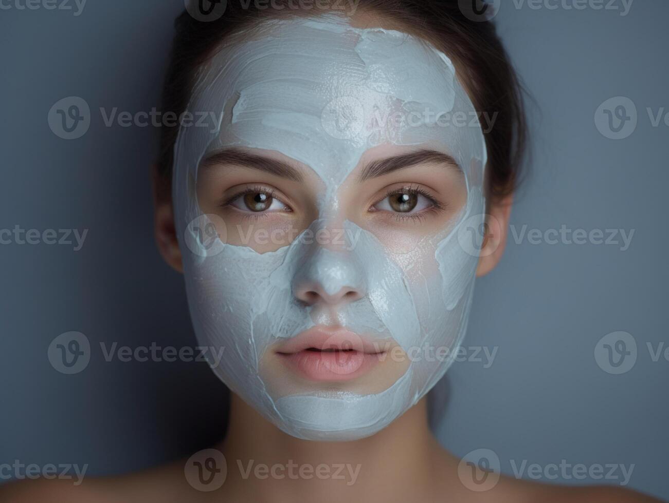 uma menina com uma branco argila mascarar em dela face. natural cosméticos, pele Cuidado. estúdio foto, neutro fundo, fechar-se foto