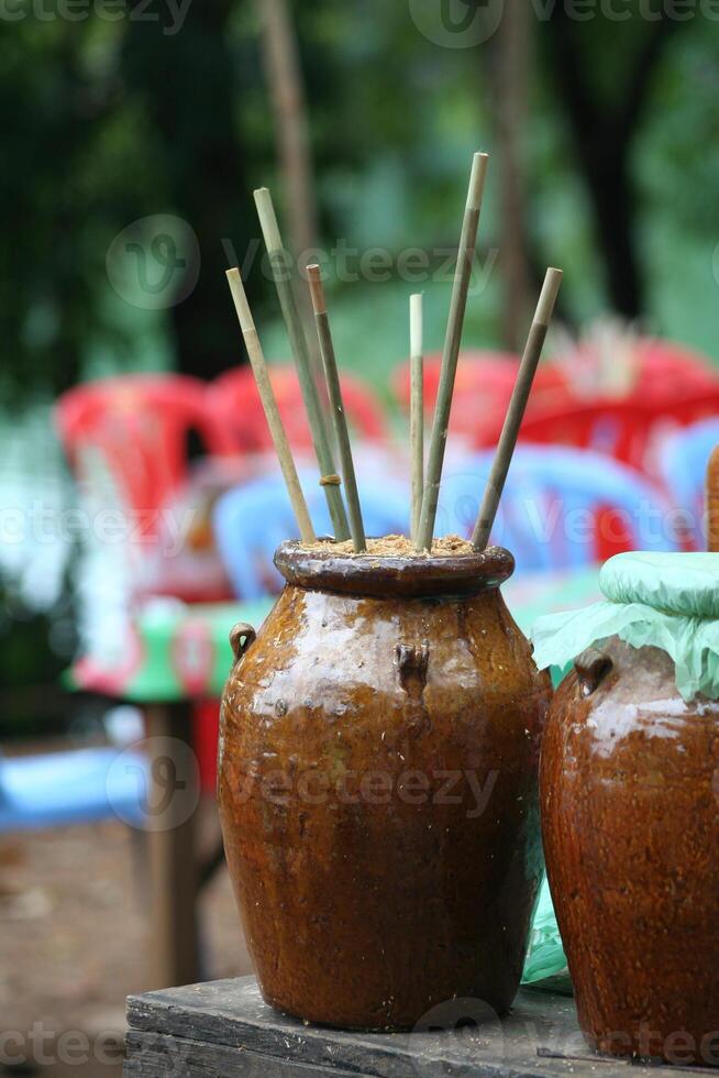 fermentação arroz vinho dentro uma tribal Vila dentro Camboja foto