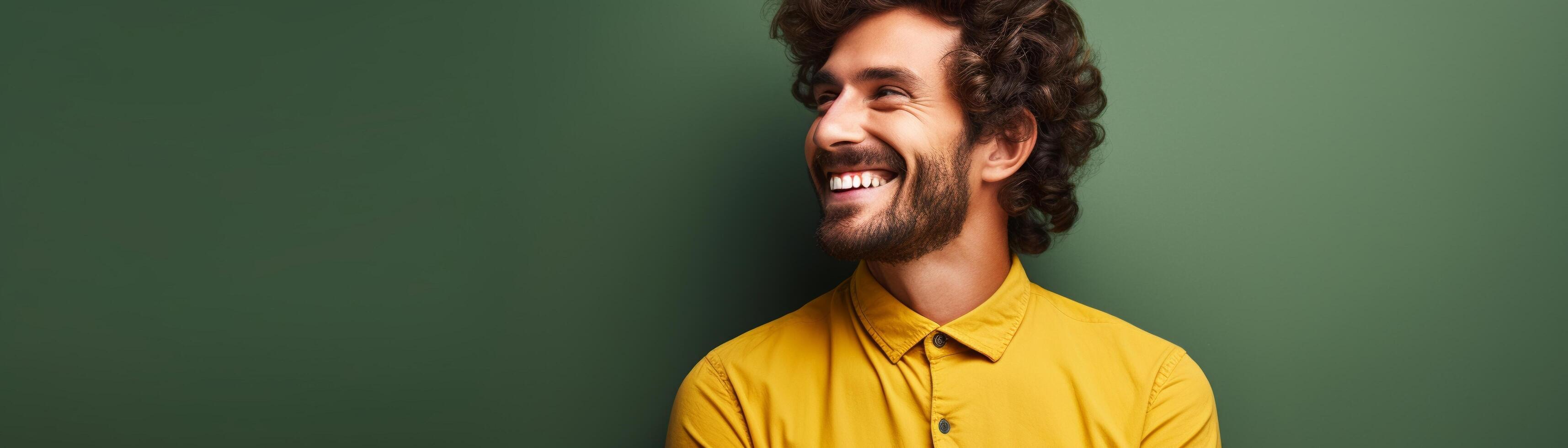 alegre macho, sólido cor fundo, Nivél dos olhos tomada, brilhante humor, espaço em a certo foto