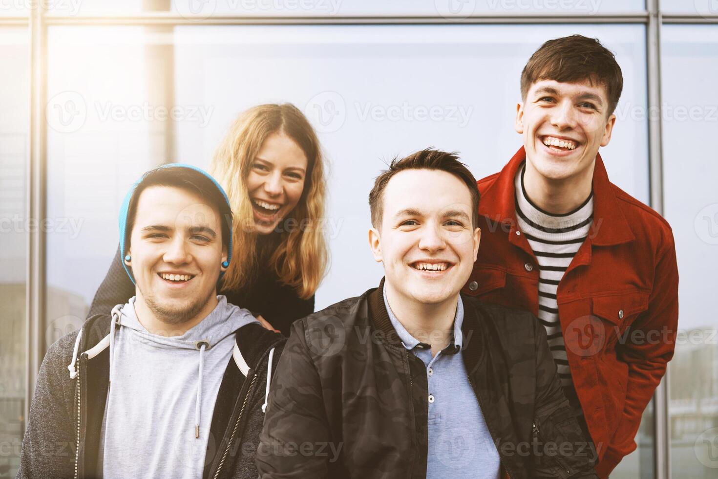 grupo do jovem amigos tendo Diversão e rindo juntos foto