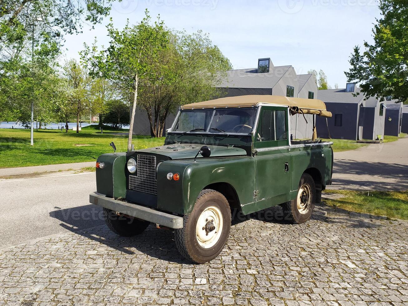 velho 4x4 carro verde cor dentro a parque foto