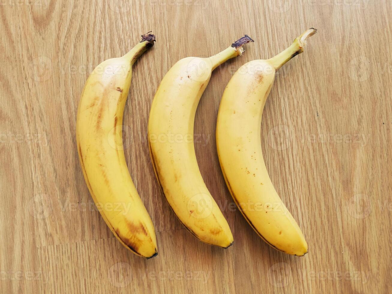 maduro bananas. exótico tropical amarelo fruta. banana símbolo do saúde Cuidado e bem-estar. foto