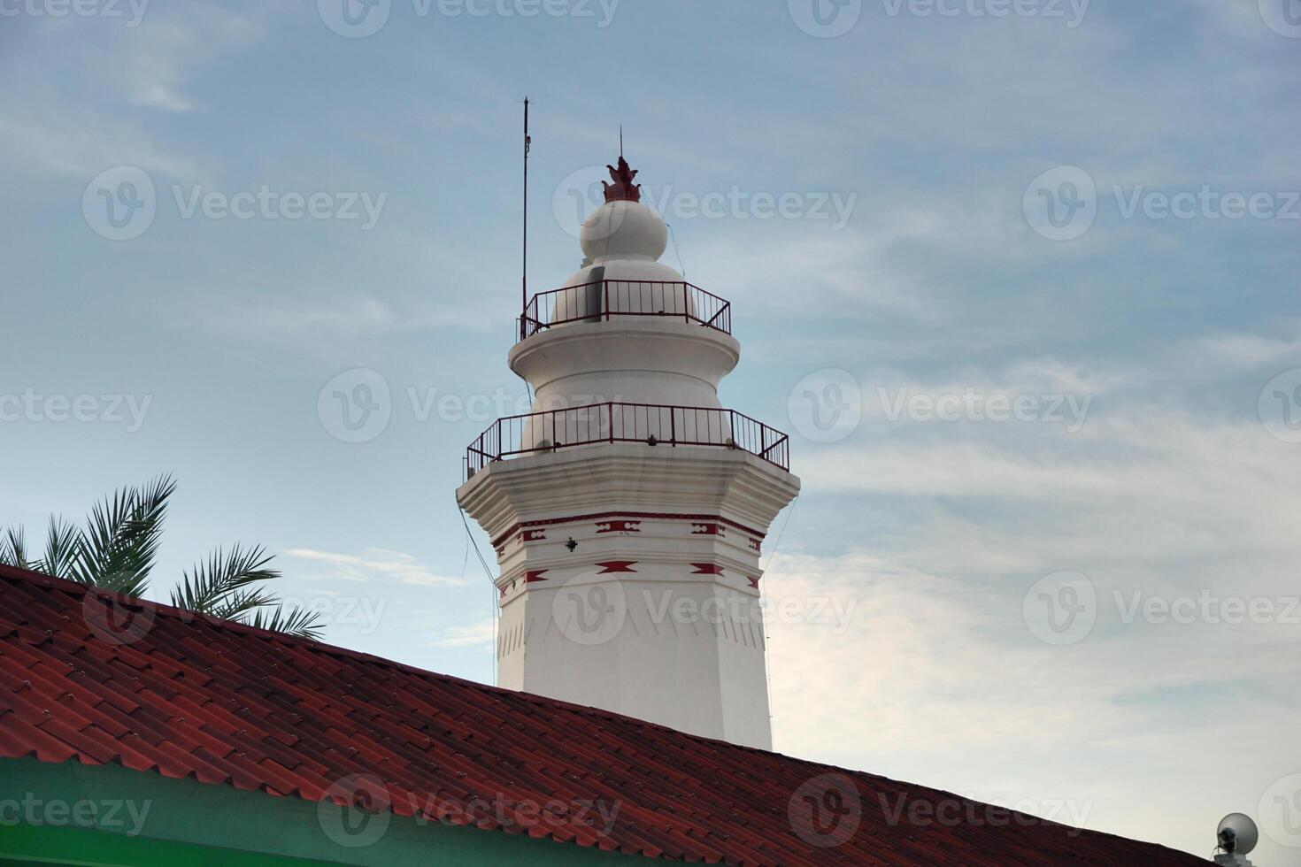 foto do a branco Banten real torre objeto, com uma azul céu fundo