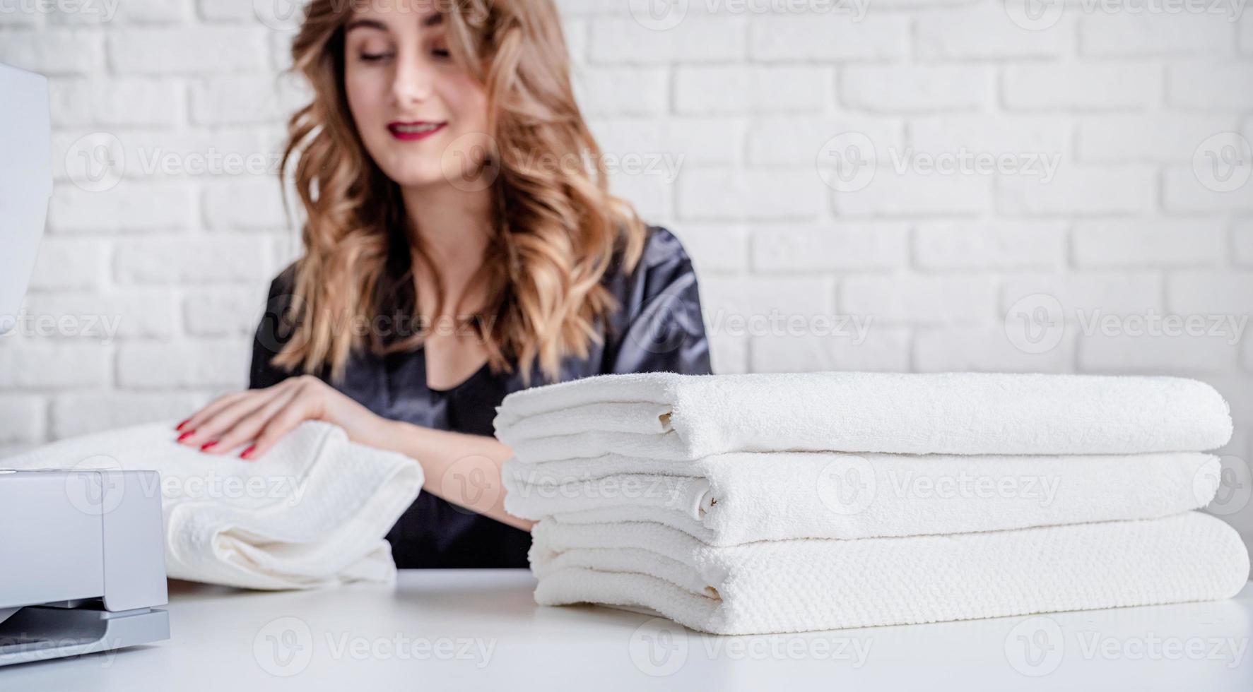 mulher costurando roupas na máquina de costura em casa foto